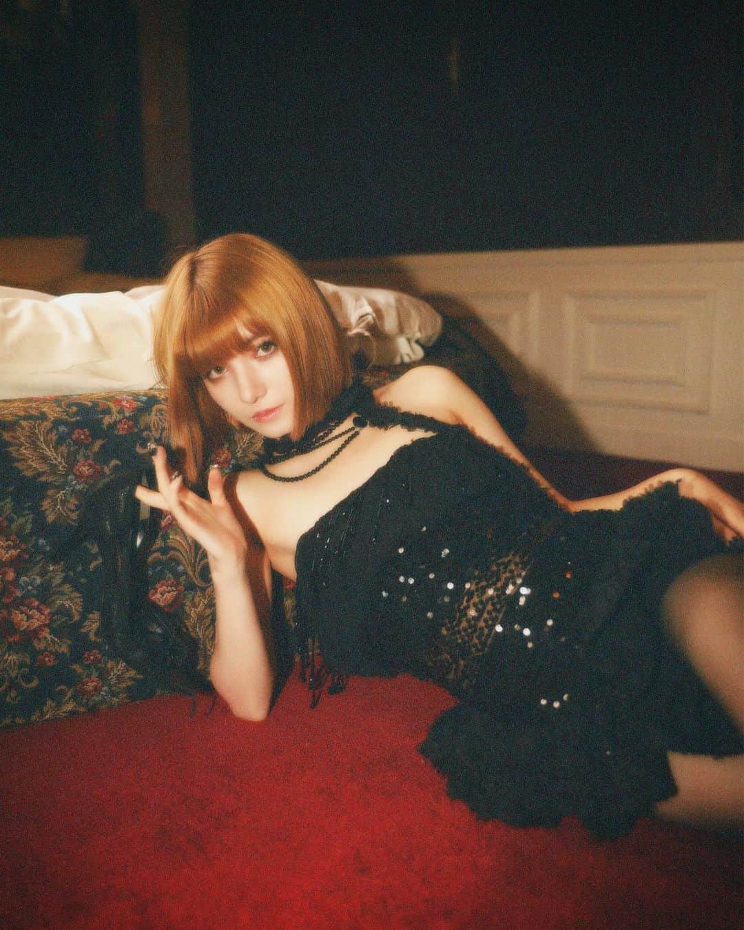 東海林クレア（くれたん）のインスタグラム：「とっても素敵な作品撮りだったな〜🌹」