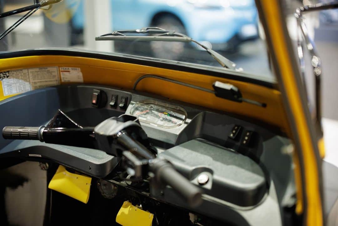 Honda 本田技研工業(株)のインスタグラム：「Honda #ウエルカムプラザ青山 ではHonda創立75周年を記念し、みなさまへの感謝の気持ちを込めて特別展示を7/31（月）まで開催中です！ . 今回は展示製品の中から、電動三輪タクシー「リキシャ」をご紹介します♪ 着脱式バッテリーを用いたインドの電動三輪車タクシーです。 . 本展示ではこの他にもHondaの事業の原点となるヘリテージモデルや、グローバルで多くのお客様にご愛用いただいている製品、そしてHondaの夢見るこれからのモビリティをご覧いただけます！ . ぜひお気軽にお立ち寄りください✨ . #Honda75 #Honda #MeandHonda #thepowerofdreams #クルマ #car #WelcomePlaza #ホンダウエルカムプラザ青山 #リキシャ」