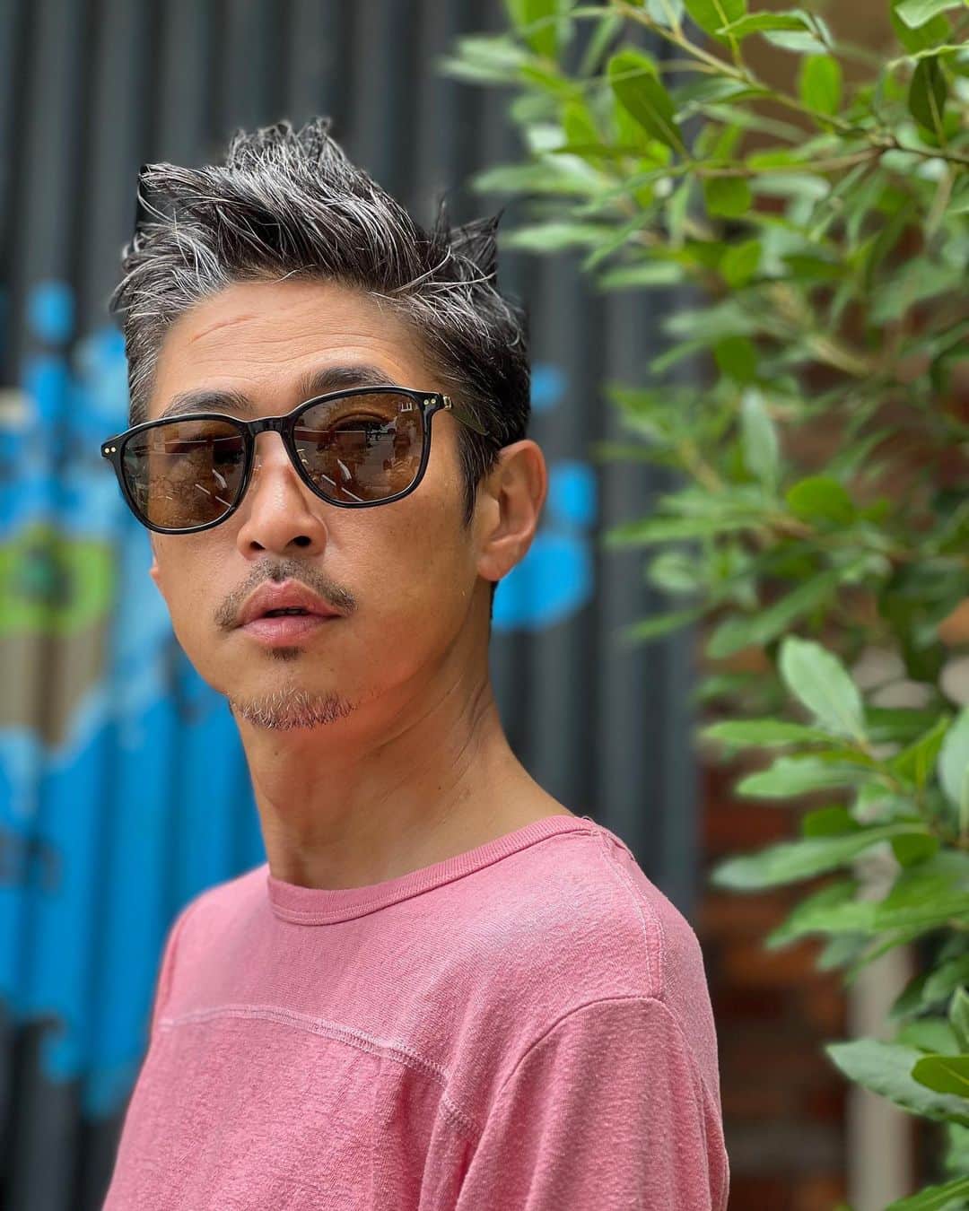 窪塚洋介のインスタグラム：「ケリングアイウエアの  @dunhill から、 創立130周年を記念する"2023年春夏アイウェアコレクション"が登場^ ^  ヴィンテージデザインからの今っぽいシェイプは、クラシックとアバンギャルドな雰囲気が共存してる。 英国音楽界のアイコンやダンヒル独自の伝統からインスピレーションを受けたデザインなんだとさ。  実用性と洗練性、兼ね備えた今季のコレクションで今年の夏を楽しむのも良き🕶️👓  #DunhillEyewear」