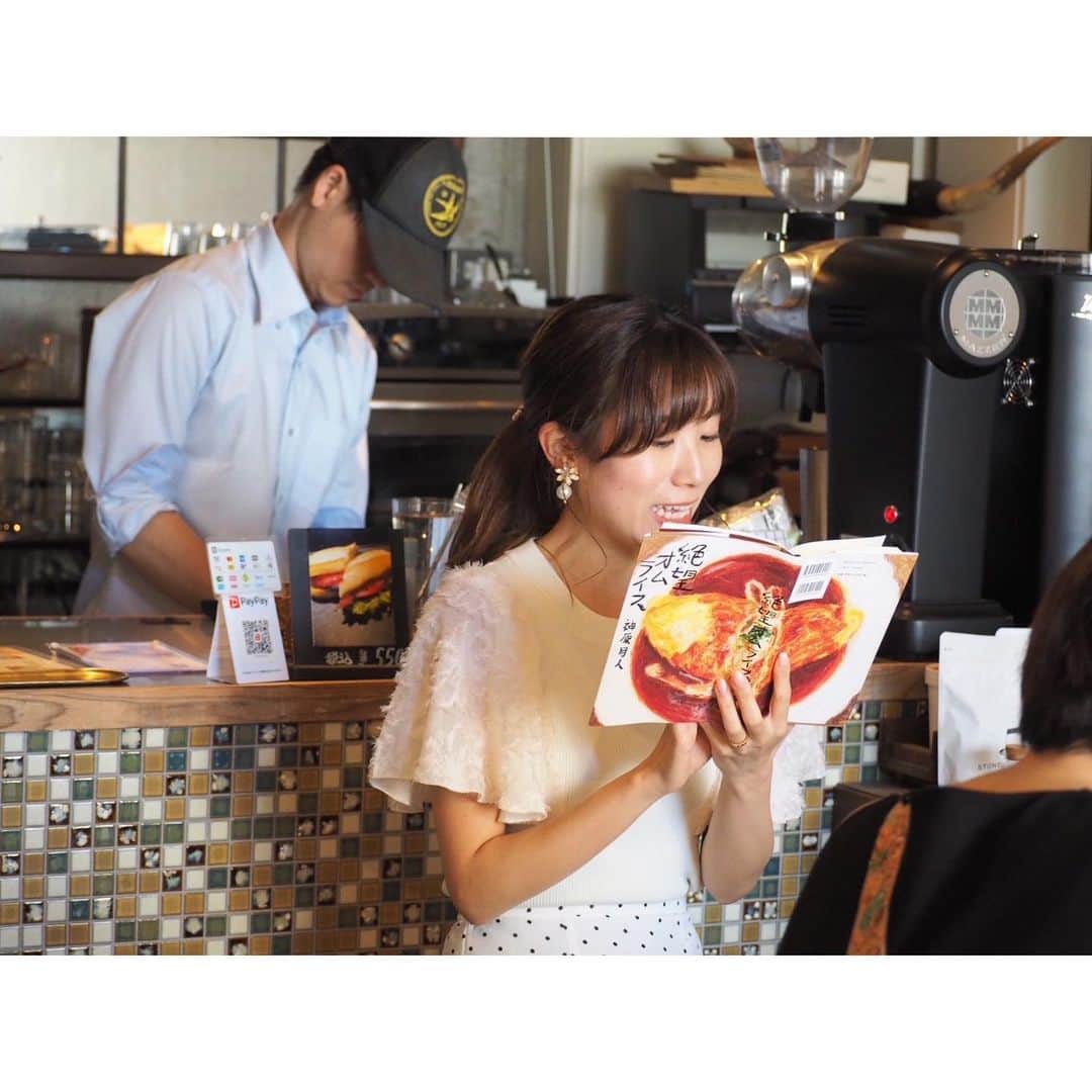 緒方桃子のインスタグラム：「*【朗読会】 昨日は @stonerivercoffee さんで 今月2回目の朗読会でした。  今回の作品は 神原月人さんの『絶望オムライス』 (ハイライトにAmazonのリンクを貼ってあります)  50分、1人で朗読し続けるのは初めてで 聞き手の皆様が疲れないか不安でしたが 作品の面白さ&美味しいドリンクの相乗効果もあり、 「もっと聞きたかった」と言って頂けて ほっとしました☺️  作家の神原月人さんと Stone River coffee店主の石川さん、 そして足をお運び頂いた皆様には 感謝の気持ちでいっぱいです！  今週は朗読ウィーク！ 7/27(木)田原町 7/28(金)新宿紀伊國屋書店 お仕事や学校終わりにぜひお越しください✨」