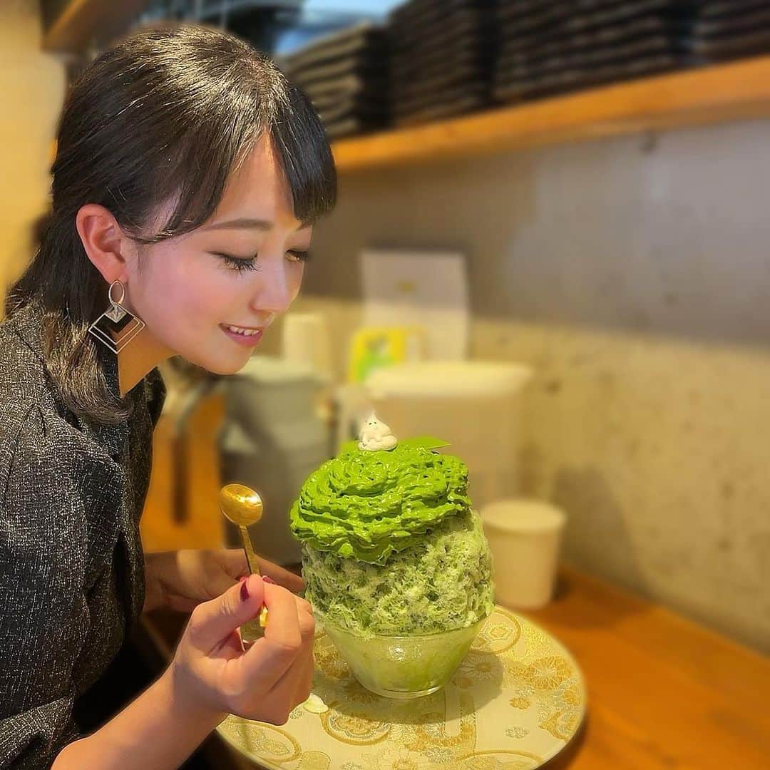 熊谷彩春のインスタグラム：「息抜きがてら、今年初かき氷🍧 　 昨年の夏に、エハラマサヒロさんに沢山教えていただいて、メモっていたかき氷屋さんのうちの一つ、“氷おばけ”さん。 　 手摘み抹茶氷。 ひんやり冷たくて、日々の稽古でうにうにだった頭も身体も心も、クールダウン🍧 はあ、幸せ。 　 #かき氷  #夏ですね🌻🎐🍧」
