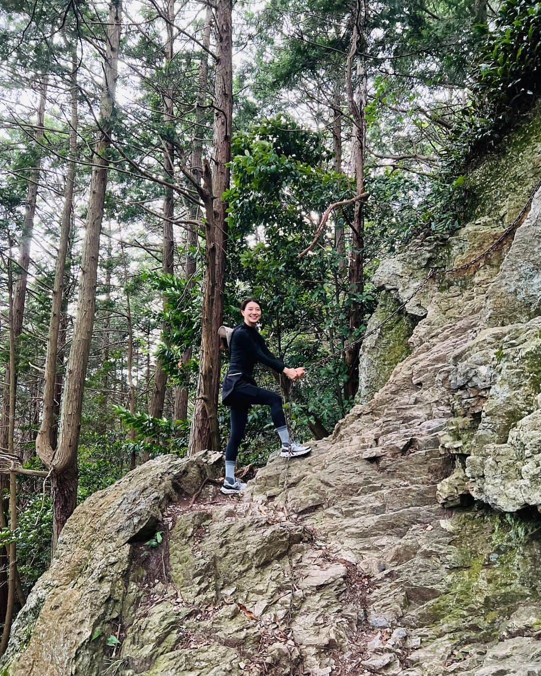 あいみさんのインスタグラム写真 - (あいみInstagram)「【 三上山に登りました🔥 】#登山  先日、近江富士こと三上山に登ってきました🗻  swipe→２枚目動画📹✨  三上山に登るのは２回目。（…あれ、3回目かも爆）  数年振りの登山でした😉✨  夕方から登り始めましたが、終始曇り空で快適☁️  山頂に着いた途端に雨が降り出してきて🌧  じっとりと湿っぽくて ずっと怪しい天気だったから  いつ降っても、降られてもおかしくないなって思ってた雨  こんなに気持ちいいなんて☺️  平日だったから山頂付近でパラパラと人に会った位で  登ってる最中は、ほとんど人とすれ違わなかったので  今ここに、私たちだけって感じの 神秘的な空気があって  とても良かった☺️🤍  岩を登ったり、岩の間を抜けたり 結構な傾斜を登ったり 短いけど割とハードな道のり  とても楽しかった😇  前回、登った時とはまた違う感動がありました。  ここは、霊山だけど 全国的にはあまり知られてないのかな。  気になったことがあって、ネットで調べようかと思ったけど、あまり出て来なかった⚡️  代わりに  「『ダイダラボッチ』と呼ばれる山よりも大きな巨人（一説には神）が、近江（滋賀県）の土を掘って富士山をつくり、掘った跡が琵琶湖になった」  という、面白い伝説を見つけました👏🏻  更に残った土で作ったのが近江富士だとか🤭面白いね  富士山頂の霊水を琵琶湖に注ぐ「お水返し」という献水が30年以上も続いているそうで  100年、200年と続けて欲しいなと思う。  まだまだ知らない事が沢山あるね🤗  縁あって、この夏🌻 『一生に一度は登りたい』と夢見てた富士山に登ります。  靴と靴下はその為に用意してもらったもので 富士登山に向けて試し履き🥾✨足元快適でとても良かったです！  無事に登って、ちゃんと自分の足で下山が出来ますように🙏🏻😌✨  #滋賀県 #野洲市 #三上山 #近江富士  #天御影之神 #御上神社 #神体山  #山 #近江 #伝説 #日本神話  #山登り」7月24日 18時00分 - aimi_feti