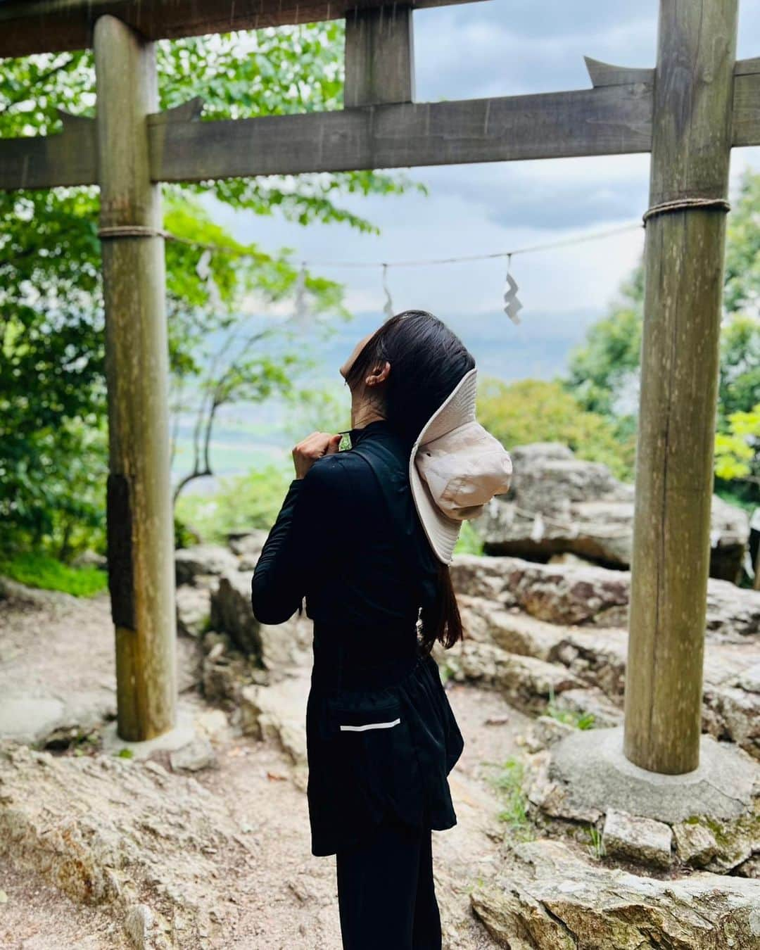 あいみさんのインスタグラム写真 - (あいみInstagram)「【 三上山に登りました🔥 】#登山  先日、近江富士こと三上山に登ってきました🗻  swipe→２枚目動画📹✨  三上山に登るのは２回目。（…あれ、3回目かも爆）  数年振りの登山でした😉✨  夕方から登り始めましたが、終始曇り空で快適☁️  山頂に着いた途端に雨が降り出してきて🌧  じっとりと湿っぽくて ずっと怪しい天気だったから  いつ降っても、降られてもおかしくないなって思ってた雨  こんなに気持ちいいなんて☺️  平日だったから山頂付近でパラパラと人に会った位で  登ってる最中は、ほとんど人とすれ違わなかったので  今ここに、私たちだけって感じの 神秘的な空気があって  とても良かった☺️🤍  岩を登ったり、岩の間を抜けたり 結構な傾斜を登ったり 短いけど割とハードな道のり  とても楽しかった😇  前回、登った時とはまた違う感動がありました。  ここは、霊山だけど 全国的にはあまり知られてないのかな。  気になったことがあって、ネットで調べようかと思ったけど、あまり出て来なかった⚡️  代わりに  「『ダイダラボッチ』と呼ばれる山よりも大きな巨人（一説には神）が、近江（滋賀県）の土を掘って富士山をつくり、掘った跡が琵琶湖になった」  という、面白い伝説を見つけました👏🏻  更に残った土で作ったのが近江富士だとか🤭面白いね  富士山頂の霊水を琵琶湖に注ぐ「お水返し」という献水が30年以上も続いているそうで  100年、200年と続けて欲しいなと思う。  まだまだ知らない事が沢山あるね🤗  縁あって、この夏🌻 『一生に一度は登りたい』と夢見てた富士山に登ります。  靴と靴下はその為に用意してもらったもので 富士登山に向けて試し履き🥾✨足元快適でとても良かったです！  無事に登って、ちゃんと自分の足で下山が出来ますように🙏🏻😌✨  #滋賀県 #野洲市 #三上山 #近江富士  #天御影之神 #御上神社 #神体山  #山 #近江 #伝説 #日本神話  #山登り」7月24日 18時00分 - aimi_feti