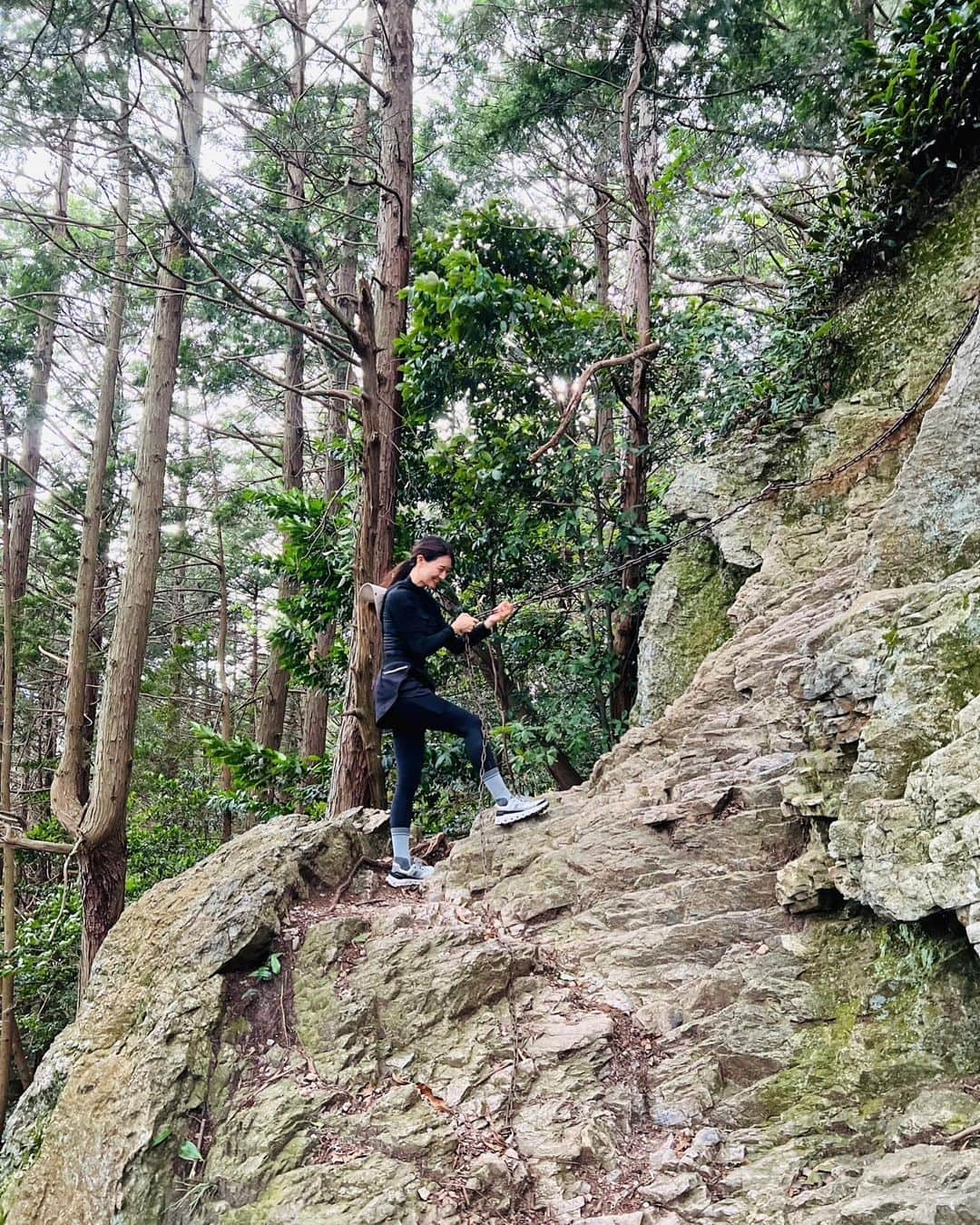 あいみさんのインスタグラム写真 - (あいみInstagram)「【 三上山に登りました🔥 】#登山  先日、近江富士こと三上山に登ってきました🗻  swipe→２枚目動画📹✨  三上山に登るのは２回目。（…あれ、3回目かも爆）  数年振りの登山でした😉✨  夕方から登り始めましたが、終始曇り空で快適☁️  山頂に着いた途端に雨が降り出してきて🌧  じっとりと湿っぽくて ずっと怪しい天気だったから  いつ降っても、降られてもおかしくないなって思ってた雨  こんなに気持ちいいなんて☺️  平日だったから山頂付近でパラパラと人に会った位で  登ってる最中は、ほとんど人とすれ違わなかったので  今ここに、私たちだけって感じの 神秘的な空気があって  とても良かった☺️🤍  岩を登ったり、岩の間を抜けたり 結構な傾斜を登ったり 短いけど割とハードな道のり  とても楽しかった😇  前回、登った時とはまた違う感動がありました。  ここは、霊山だけど 全国的にはあまり知られてないのかな。  気になったことがあって、ネットで調べようかと思ったけど、あまり出て来なかった⚡️  代わりに  「『ダイダラボッチ』と呼ばれる山よりも大きな巨人（一説には神）が、近江（滋賀県）の土を掘って富士山をつくり、掘った跡が琵琶湖になった」  という、面白い伝説を見つけました👏🏻  更に残った土で作ったのが近江富士だとか🤭面白いね  富士山頂の霊水を琵琶湖に注ぐ「お水返し」という献水が30年以上も続いているそうで  100年、200年と続けて欲しいなと思う。  まだまだ知らない事が沢山あるね🤗  縁あって、この夏🌻 『一生に一度は登りたい』と夢見てた富士山に登ります。  靴と靴下はその為に用意してもらったもので 富士登山に向けて試し履き🥾✨足元快適でとても良かったです！  無事に登って、ちゃんと自分の足で下山が出来ますように🙏🏻😌✨  #滋賀県 #野洲市 #三上山 #近江富士  #天御影之神 #御上神社 #神体山  #山 #近江 #伝説 #日本神話  #山登り」7月24日 18時00分 - aimi_feti