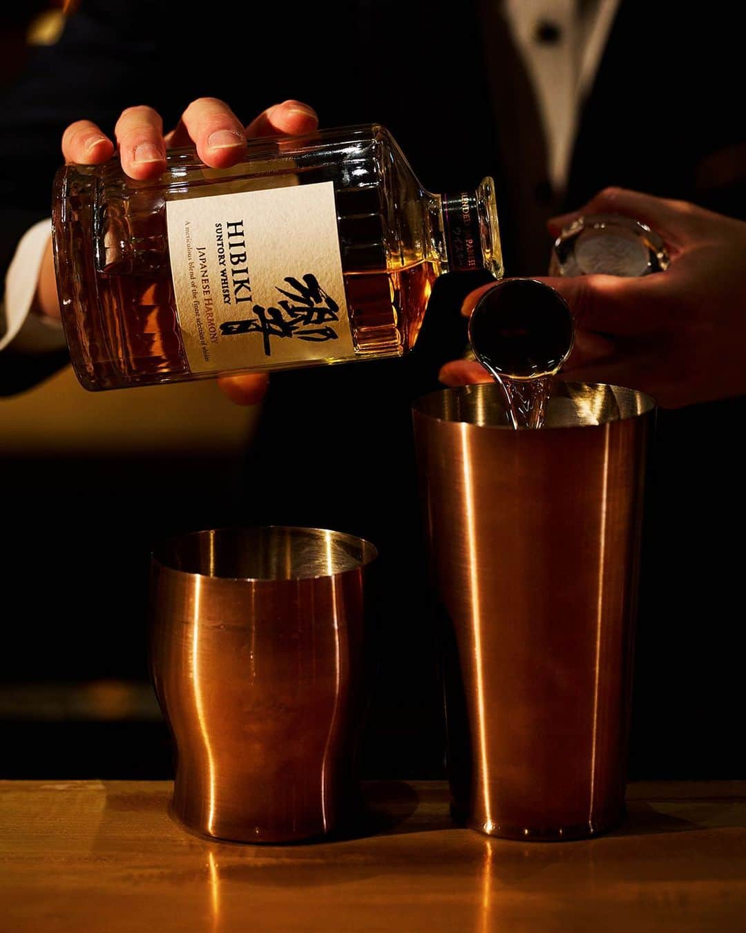 響 | SUNTORY WHISKY HIBIKIのインスタグラム：「. HIBIKI TIME ～二十四節気・大暑～  立ち寄ったバーで過ごすひと時。 Drop by a bar and savor this special moment.   #hibiki #響 #hibiki_time #二十四節気 #24seasons #大暑 #taisyo #bar #bartender #midnight」