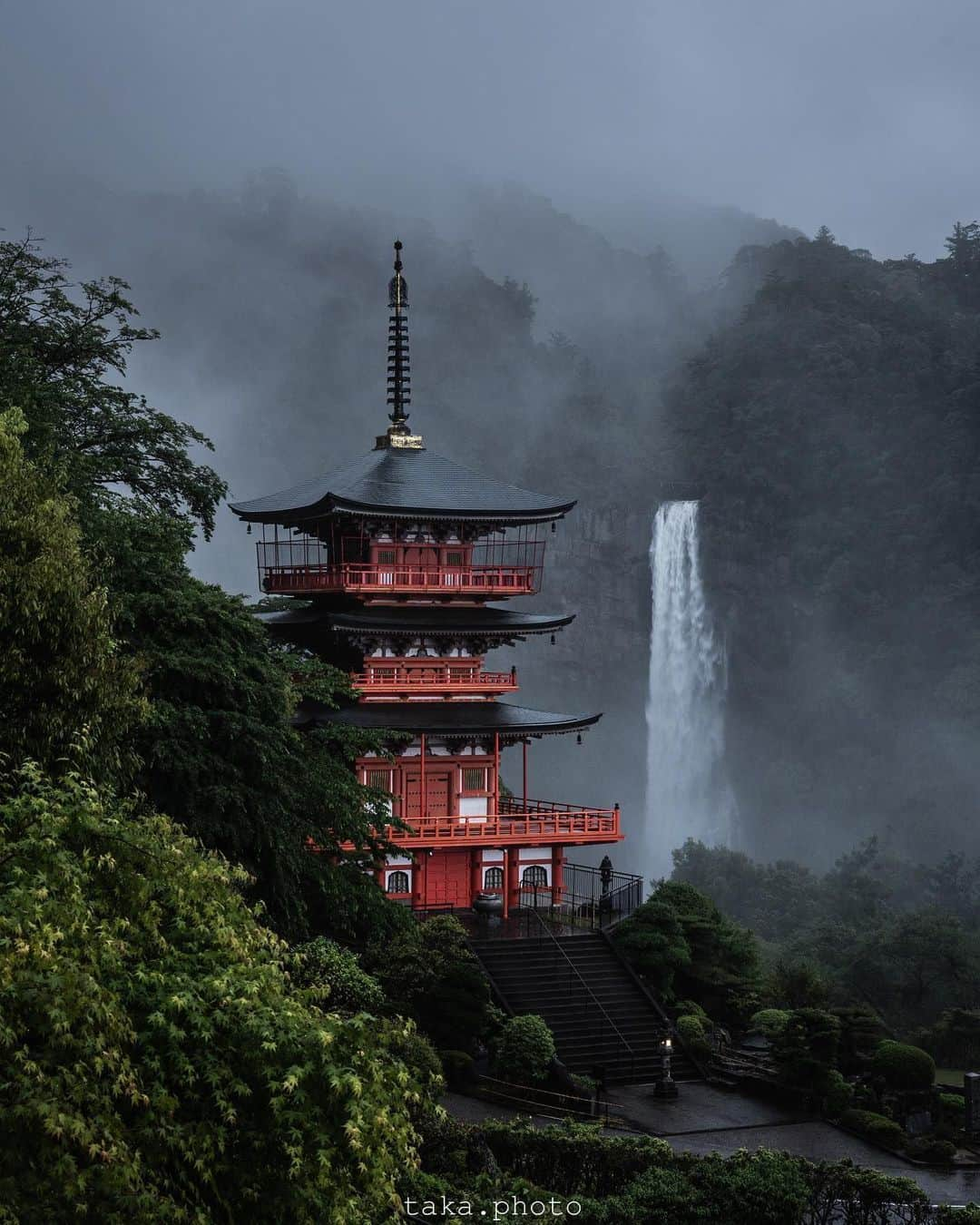 Visit Wakayamaさんのインスタグラム写真 - (Visit WakayamaInstagram)「.  Experience the powerful beauty of Nachi Falls and Nachisan Seiganto-ji Temple together. 📸 @mng__28 📍 Nachisan Seiganto-ji Temple, Wakayama  . . . . . #discoverjapan #unknownjapan #instajapan #landscape #japan #japantrip #japantravel #beautifuldestinations #wakayama #wakayamagram #explore #adventure #visitwakayama #travelsoon #visitjapan #travelgram #stayadventurous #igpassport #explorejapan #lonelyplanet #sustainabletourism #pagoda #nachisanseigantoji #traveldeeper #bucketlist #nachisan #kumano #nachifalls #pilgrimpaths #kumanokodo」7月24日 18時01分 - visitwakayama