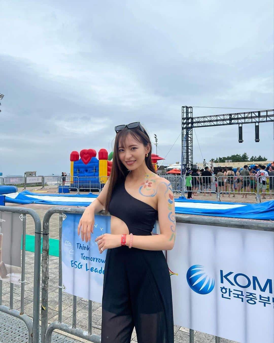 中北成美さんのインスタグラム写真 - (中北成美Instagram)「✎‎𓂃𓈒𓏸  7/3に公開された 韓国の最新美容を発信する オウンドメディア 「RAON MEDIA(ラオンメディア)」様に  ご招待いただきまして 韓国の保寧市で開催されている 「保寧マッドフェスティバル」 に参加してきました🇰🇷  「保寧マッドフェスティバル」は テチョン海水浴場で 毎年夏に行われている  一風変わったお祭りで 海辺に広がる干潟で取れる 良質の泥をテーマにした お祭りです🏮👘  美容にも良いとされている 良質な泥を体感してきました～🌿🫧 中では たくさんのイベントが開催されていて 色んな国の方々と交流しながら イベントをみんなで 楽しんだよ～🎪✨✨  途中、MUD(泥)を使って カラフルな可愛いペイントをしたよ～🩷 楽しんだ後なのに、洗い流した後は しっとりつるつる😘🫶  数あるホームケアアイテムの中で お気に入りは"Rマッドマスク"で 超微細天然泥で角質の詰まりや 紫外線やクーラーなど 乾燥によるくすみケアもできて 洗い上がりがトゥルトゥルの 透明感肌に(˶' ᵕ ' 🫶)  ✓保寧マッドは研究だけで11年かけて ボリョンのマッドをたっぷり含有し  小麦粉の40分の1に粉砕した 極微細なマッド粒子でより機能的 より安全なマッド化粧品を 作るために生まれたブランドです💄  BRMUDが泥から化粧品になるまでに "290日"かかっているという ほんとに細部まで特化されていて素晴らしい✨🔎  (同じ保寧で生まれたブランド「BRMUD」では 自宅で泥パックなどを楽しめる スキンケアアイテムを多数販売中です🧖‍♀️🧴✨)  ✓ 「RAON MEDIA(ラオンメディア)」 ではこのような韓国で 話題の最新美容やコスメを紹介中📸  さらに... 「RAON MEDIA(ラオンメディア)」では 現在公式アンバサダーを募集中なので  アンバサダーに当選したら このような美容イベントや韓国ツアーに参加できたり 最新コスメを試せるなどの特典も もりだくさん、 ぜひチェックしてみてくださいね～📣🌟  @brmud_jp_official / @raon_media_   #ボリョンフェスティバル #BRMUD #ビーアールマッド #泥パック #韓国コスメ #韓国スキンケア #ラオンメディア #raonmedia」7月24日 18時04分 - nrm10260
