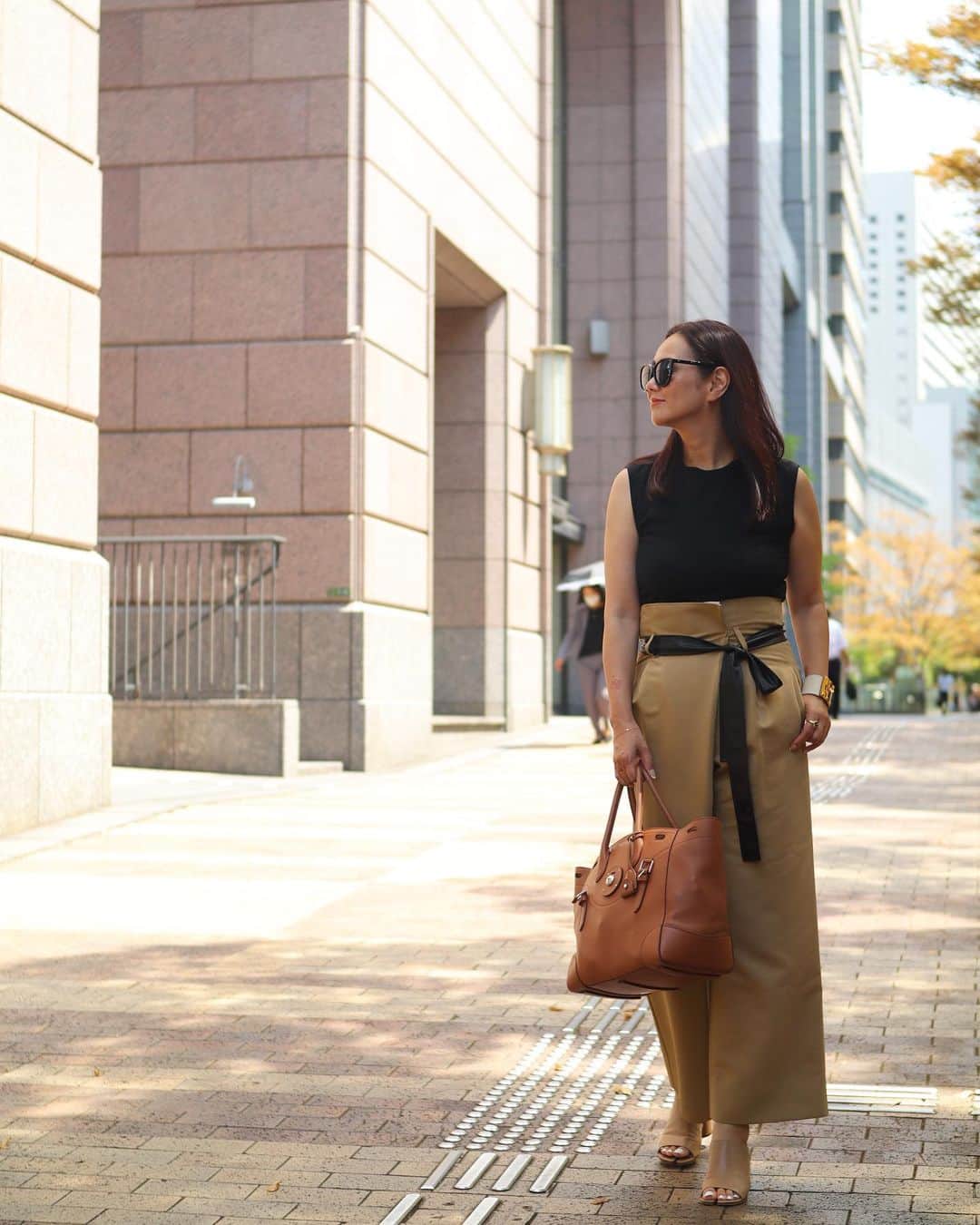 田中幸恵のインスタグラム：「__ . 落ち着く配色 black×beige  ハイウエストにゆったりシルエットの モードなパンツは @hiron953 のブランド @frey__jp のもの。  ひろの新ブランドの記念すべき 1stcollectionはパンツをお迎え  ひろ、改めておめでとう🖤  tops→ @cen.___jp  pants→ @frey__jp  sandals→ @maisonmargiela  bag→ @ralphlauren  #cen_jp  #frey_jp  #maisonmargiela  #ralphlauren」