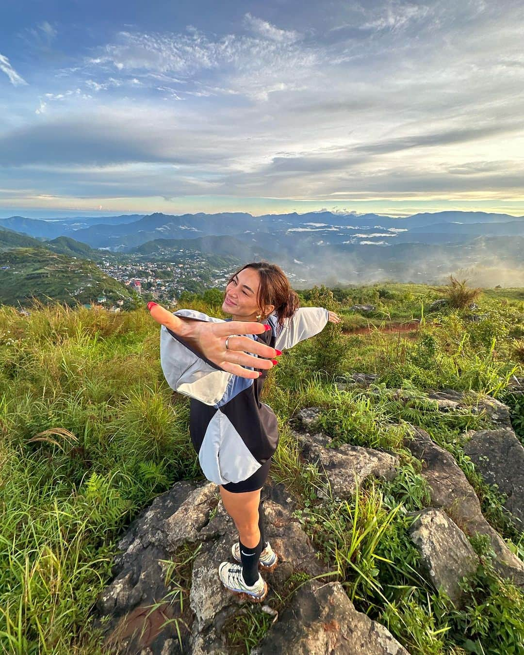 カイリー・バーゾサさんのインスタグラム写真 - (カイリー・バーゾサInstagram)「Back in my hometown and went for a hike 🏔️」7月24日 19時00分 - kylieverzosa