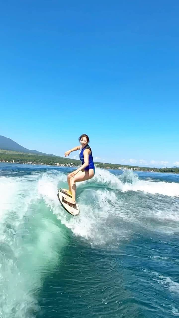 りほのインスタグラム：「夏はマリンスポーツ！❤️😍 お天気だと山中湖から富士山🗻見えるんだよーっ💕☺️ 今日はお天気よかったからばっちり富士山見えたにょ😆  やっぱりウェイクサーフィンは波に乗る感覚最高っ💕😆今日はMalibu 22LSV WAKESETTER 🛥️の波に乗ってみたー❤️🫢  いつもよりサイズと張りがある波で感覚がまた違って楽しい！😍なれるまですっ転びまくりだったけど🤣  海と違って湖はべたべたしないから上がった後も楽ちんで気持ちいいのだー✨😆やったことない人でもスタッフさんちゃんと教えてくれるからやってみたいけどまだチャレンジ出来てないって人はぜひチャレンジしてみてーっ💕😊  @gakuroku_marine  @activityplus_insta   #ウェイクサーフィン　#surfing #サーフィン　#サーファー　#surfer #surfgirl #ウェイク　#wakesurfing #wakesurfer #アウトドア #fujisan #outdoorlife #outdoor #outdoorgirl #summer #ウェイクボード　#wakeboard #波乗り　#波乗り女子 　#surfinglife #サーフィン女子 #マリンスポーツ #marinesports #marinegirlfriend #summervacation #夏休み#水着　#ビキニ #bikini #surftrip」