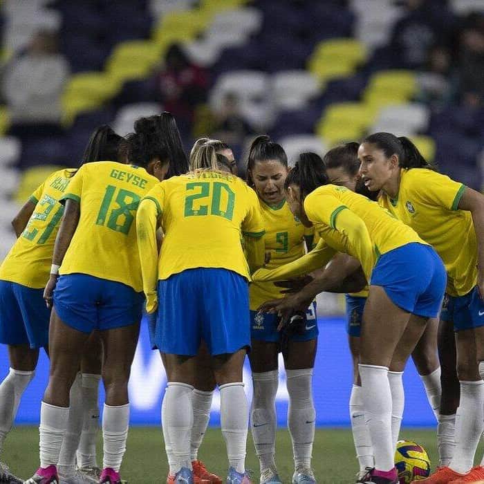 ペレのインスタグラム：「Todos os dias de suor, de treinos, de esforço físico e mental. Toda luta para não somente serem as melhores no que fazem, mas também para conquistarem seu espaço de direito. O grande dia chegou. A nossa estreia na Copa do Mundo feminina! Vocês merecem a nossa torcida e admiração. Hoje a jornada da Seleção Brasileira começa e a Pelé Foundation deseja boa sorte! Vamos, Brasil!  . Every day of sweat, training, physical and mental effort. Every fight not only to be the best at what they do, but also to conquer their rightful space. The big day has arrived. Our Women's World Cup debut! You deserve our support and admiration. Today the journey of the Brazilian National Team begins and the Pelé Foundation wishes good luck. Let’s go, Brazil!」