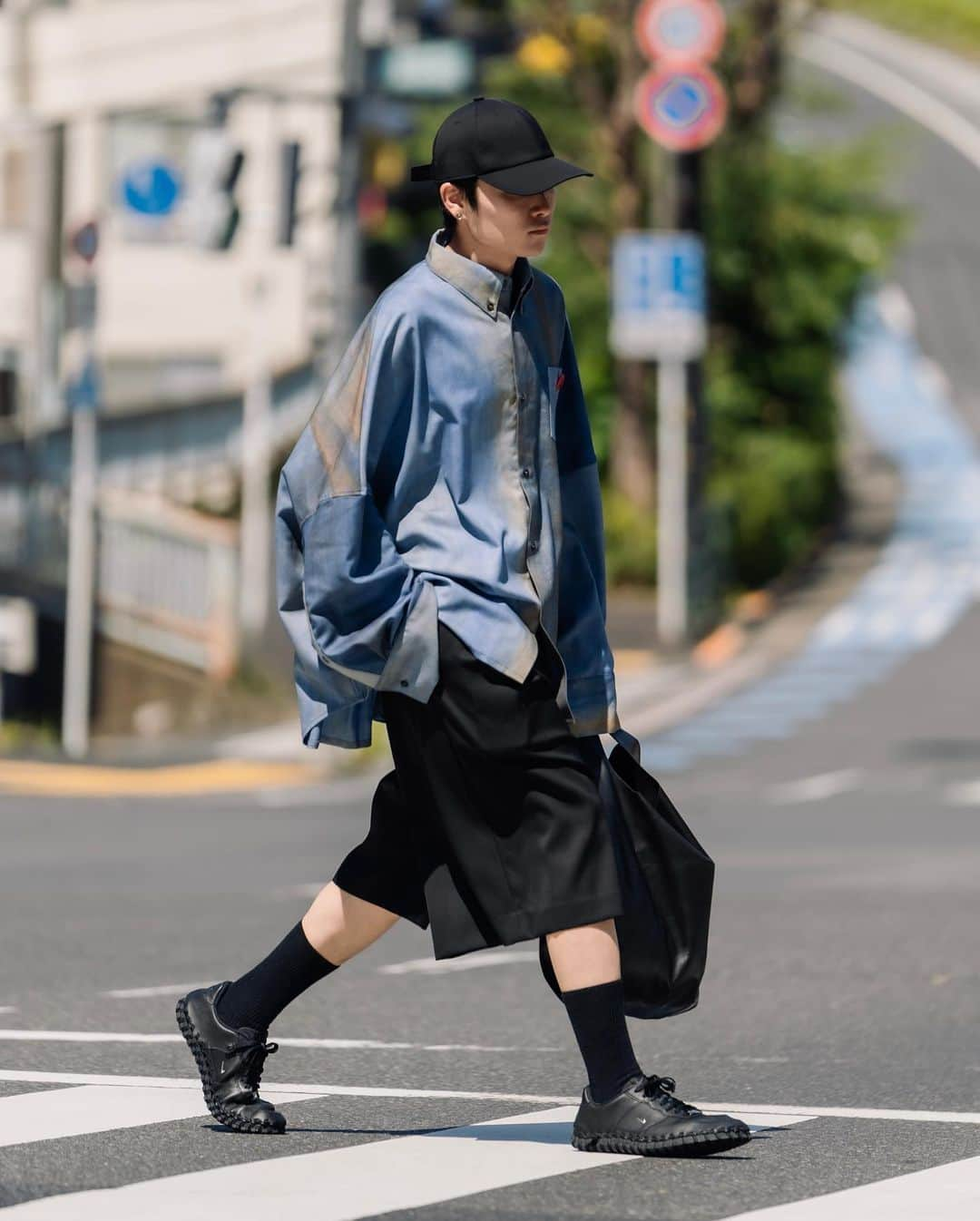 Ryoさんのインスタグラム写真 - (RyoInstagram)「Today's outfit🚶‍♂️ @shinyakozuka 23AWの新型、Giant Shirt。巨人が着れるようなサイズ感のイメージで製作したスーパーオーバーサイズのボタンダウンシャツです👔 肘にくるぐらいの肩幅、迫力があります😳着丈がちょうどいい長さなので思っている以上に着やすいシャツかと思います。 今回の流し染めのウールも絶妙なカラーですよね。  アソートなので、店頭でお好きな柄を是非手に取ってください✊  shirt : @shinyakozuka  pants : @the_clesste  shoes : @jacquemus × @nike  cap : @the_clesste × @nozomikurokawa_official  bag : @co_courtneyorla  ㅤㅤㅤㅤㅤㅤㅤㅤㅤㅤㅤㅤㅤ #shinyakozuka #clesste #jacquemus #nike」7月24日 18時22分 - ryo__takashima