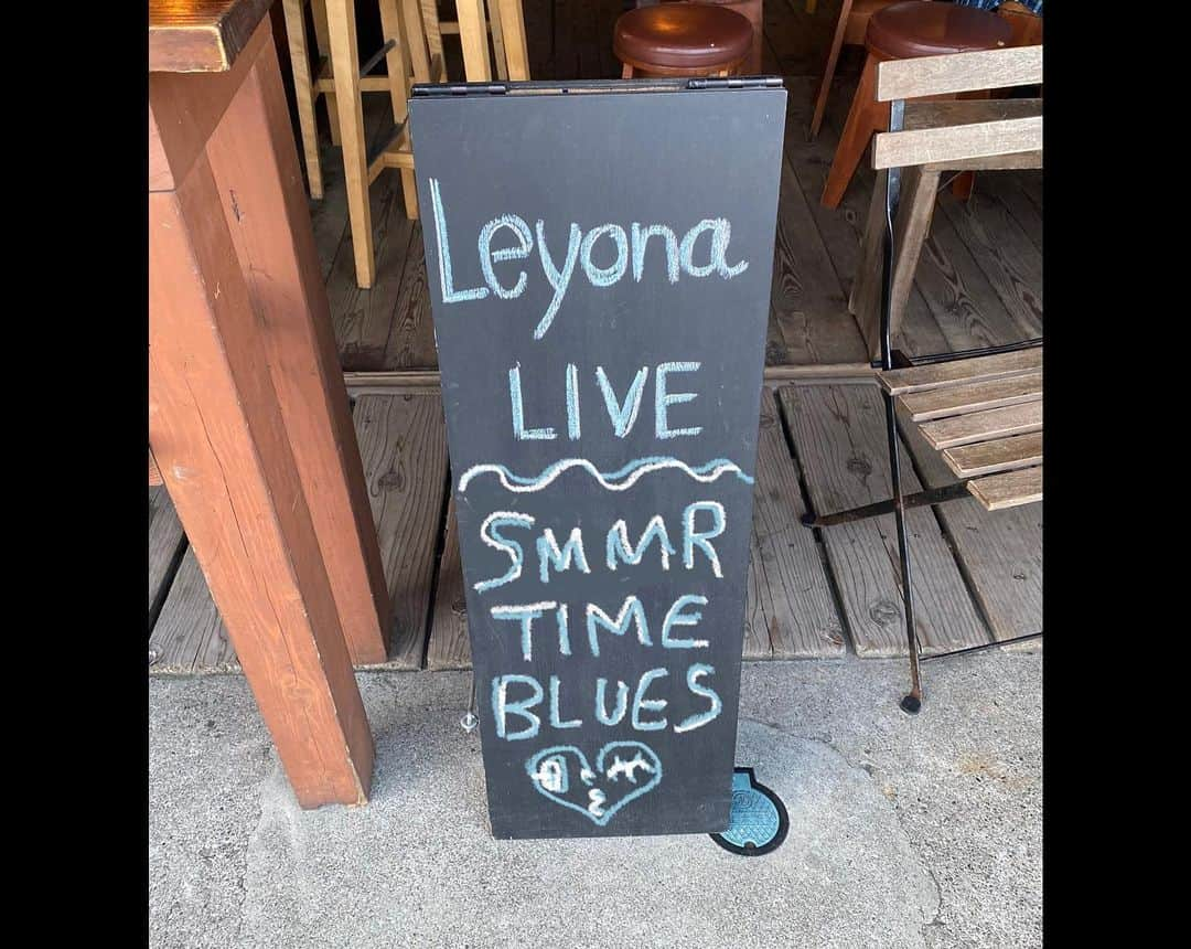 Leyonaさんのインスタグラム写真 - (LeyonaInstagram)「Leyona solo gig  "SMMRTIME BLUES" @magokoro_coffee  お越しのみなさま ありがとうございました♨️  店主KAZZの演奏も素晴らしく遊びに来てくれた西藤ヒロノブ氏もjoinしてくれてなんとも贅沢な一夜となりました⚡️ はしゃぎすぎてどうやら マゴコロカフェは次の日 お休みになったみたい笑 夏だネ 次回のソロギグは 静岡ピンパーズパラダイス です🩵」7月24日 18時22分 - leyonababy