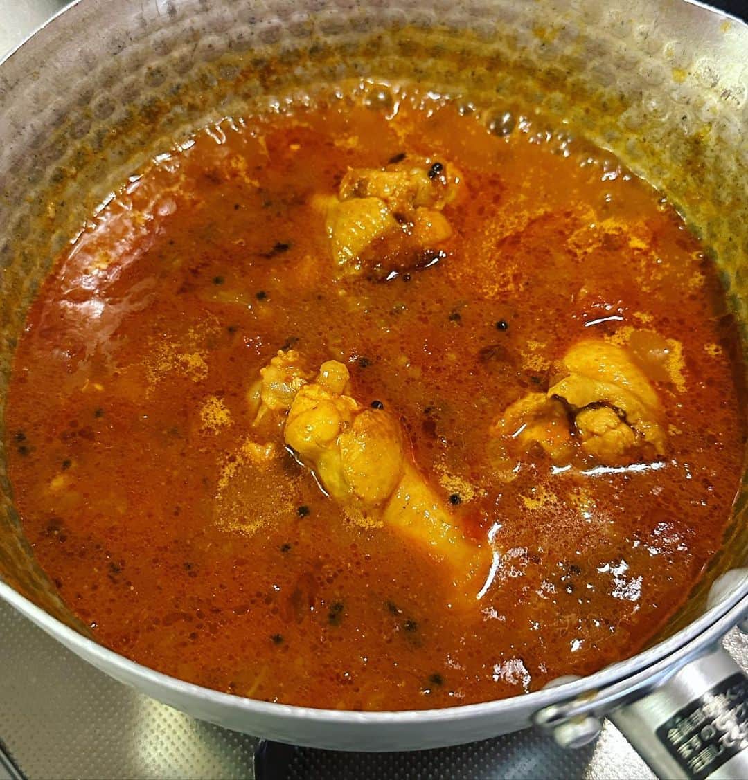 のインスタグラム：「とうとうオレもスパイスカレーを作り始めた。 クミン、ターメリック、コリアンダー、カイエンペッパーその他色々使って。 スパイス手ぇつけたらキリないだろうな  ああ。 スープは和風だしにしてみたりしてるし、そうやってくともうキリないだろうな ああ。  #curry #スパイスカレー #カレー」