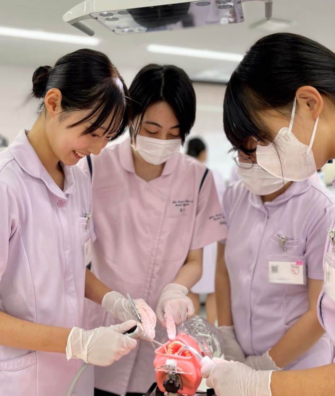 新大阪歯科衛生士専門学校【公式】のインスタグラム：「オープンキャンパス開催中🏫✨  学校・入試説明を聞いたあとは、 最新の診療台（チェア）を使って 本格的な歯科衛生士体験ができます🦷  オープンキャンパスには 学生スタッフがいるので、 お一人の参加でも大丈夫🙆‍♀️ 学校や歯科衛生士について 楽しみながら知ることができますよ🥳  8月までの全日程で歯のグッズが当たる お楽しみイベントを実施！🌻  お気軽にご参加くださいね🤗🍀」