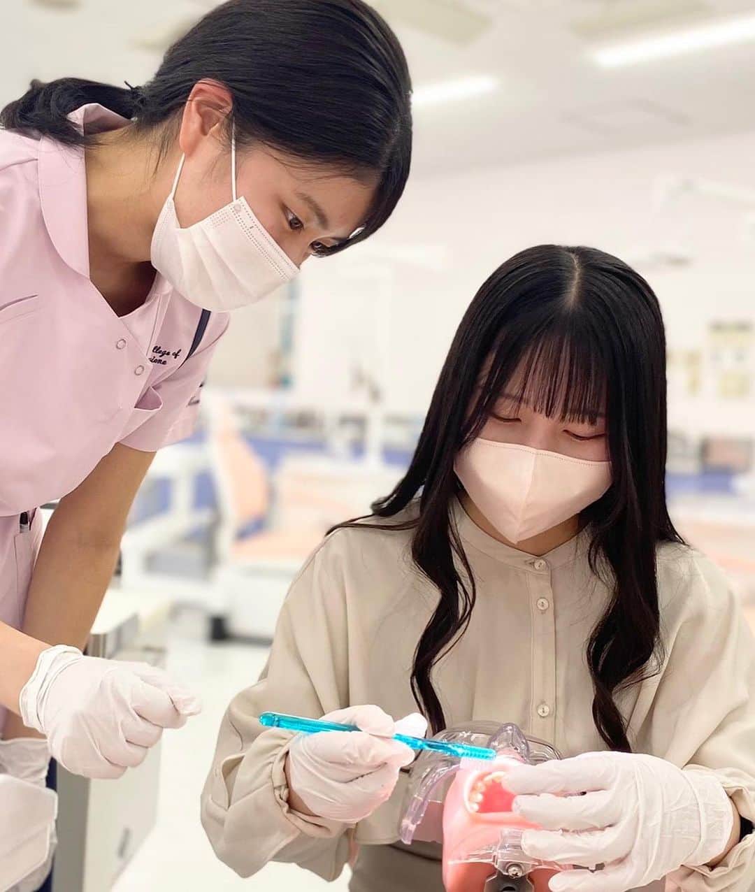 新大阪歯科衛生士専門学校【公式】さんのインスタグラム写真 - (新大阪歯科衛生士専門学校【公式】Instagram)「オープンキャンパス開催中🏫✨  学校・入試説明を聞いたあとは、 最新の診療台（チェア）を使って 本格的な歯科衛生士体験ができます🦷  オープンキャンパスには 学生スタッフがいるので、 お一人の参加でも大丈夫🙆‍♀️ 学校や歯科衛生士について 楽しみながら知ることができますよ🥳  8月までの全日程で歯のグッズが当たる お楽しみイベントを実施！🌻  お気軽にご参加くださいね🤗🍀」7月24日 18時15分 - sdhc1115