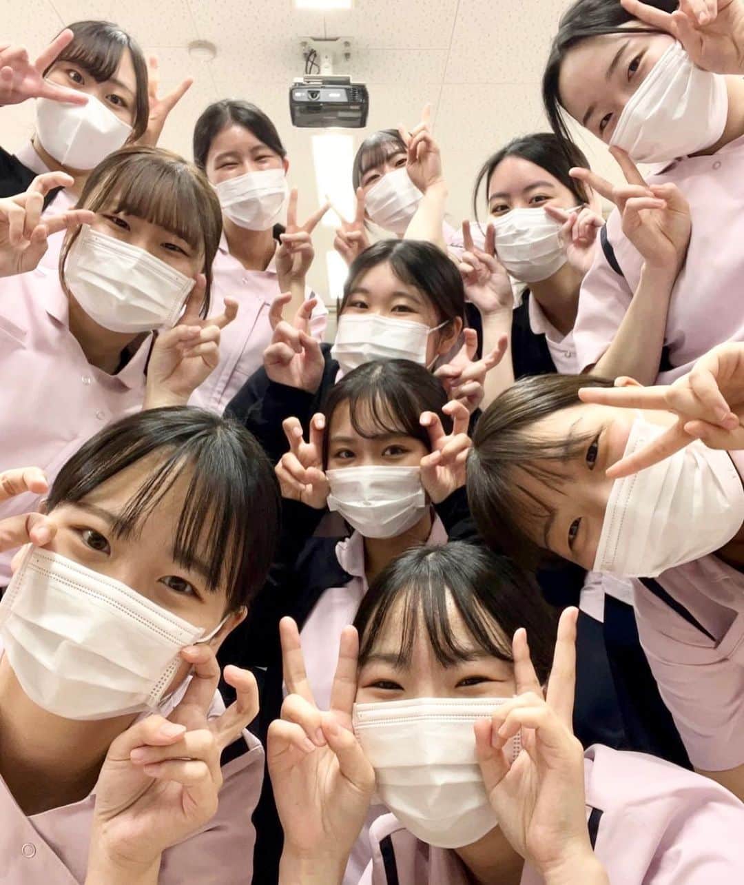 新大阪歯科衛生士専門学校【公式】さんのインスタグラム写真 - (新大阪歯科衛生士専門学校【公式】Instagram)「オープンキャンパス開催中🏫✨  学校・入試説明を聞いたあとは、 最新の診療台（チェア）を使って 本格的な歯科衛生士体験ができます🦷  オープンキャンパスには 学生スタッフがいるので、 お一人の参加でも大丈夫🙆‍♀️ 学校や歯科衛生士について 楽しみながら知ることができますよ🥳  8月までの全日程で歯のグッズが当たる お楽しみイベントを実施！🌻  お気軽にご参加くださいね🤗🍀」7月24日 18時15分 - sdhc1115