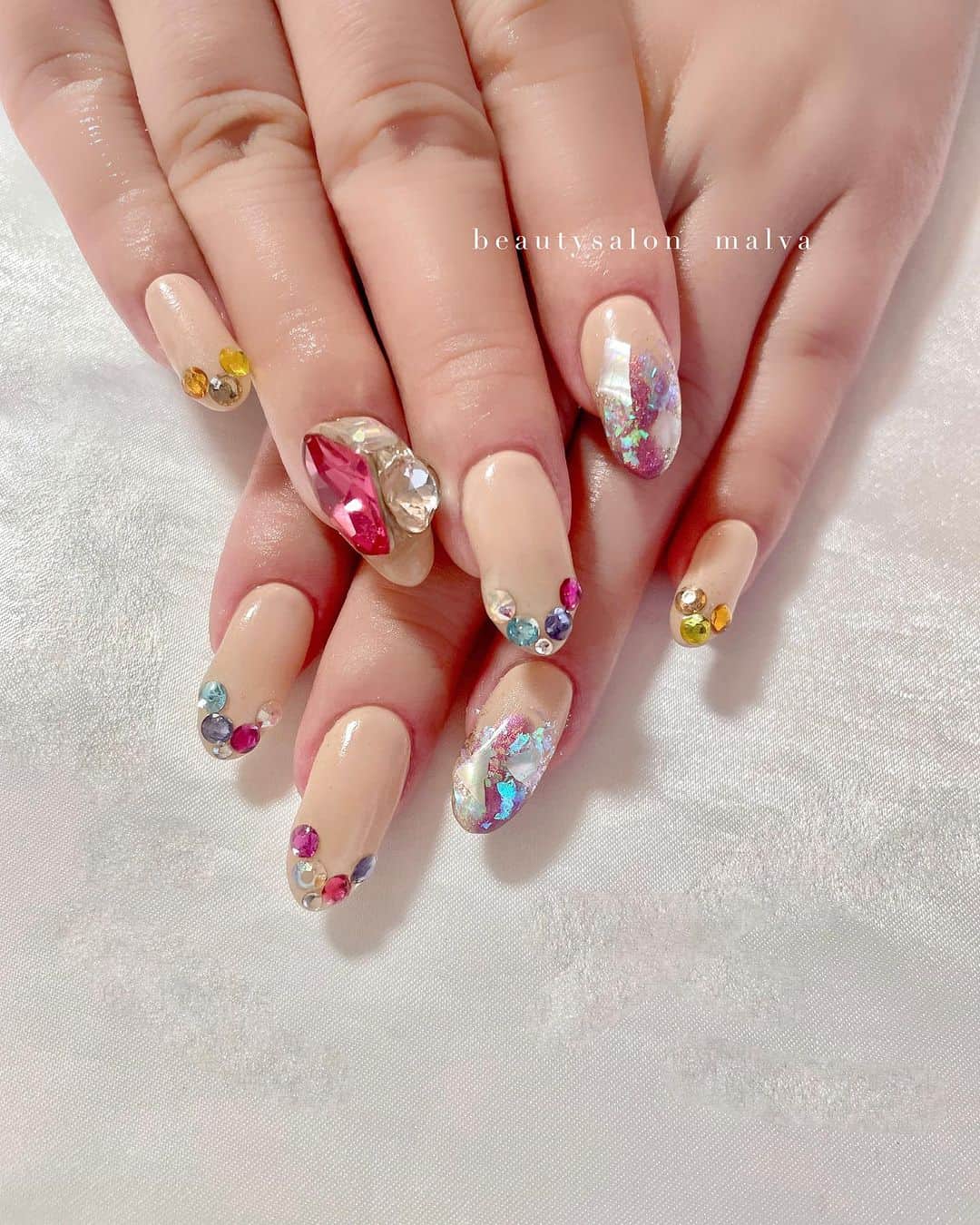 nailsalon malva（ネイルサロンマルヴァ）のインスタグラム：「【選べるストーンフレンチ】と【フットベーシックプラス216】のキャンペーンMIXアレンジアート♡  ⁡ malvaオススメのアートを全部載せしました✨ 大人カラーのミルクティーベージュがイチオシです😊 ⁡ ＿＿＿＿＿＿＿＿＿＿＿＿＿ ⁡ ⁡ 𝐛𝐞𝐚𝐮𝐭𝐲𝐬𝐚𝐥𝐨𝐧 𝐦𝐚𝐥𝐯𝐚⠀ 📍明治神宮前駅｜原宿駅　徒歩𝟑分 ⠀ 💬ご予約やお問い合わせ 𝐋𝐈𝐍𝐄から承っております @ 𝐦𝐚𝐥𝐯𝐚 ⁡ お気軽にご連絡ください♡ ⁡ ⁡ ＿＿＿＿＿＿＿＿＿＿＿＿＿＿ ⁡ ▸ジェルネイル｜スカルプ｜ケア ▸まつげカール｜まつげエクステ ▸ハーブよもぎ蒸し ▸ワックス脱毛 ⁡ ⁡ \ アシスタント募集中💁‍♀️ / ⁡ ▸リモート可オンラインの画像動画制作アシスタント ▸サロンワーク全般アシスタント ⁡ ⁡ ⁡ ⁡ ⁡ ⁡  #ビジューネイル #ニュアンスネイル #ベージュネイル #malva #malvaネイル #大人かわいいネイル #カラフルストーンネイル #ネイルデザイン #クラッシュシェルネイル  #ネイル #原宿ネイル #夏ネイル2023  #表参道ネイル #東京ネイルサロン　#明治神宮前ネイル #新宿ネイル #千駄ヶ谷ネイル  #harajukunails #tokyonails #tokyonailsalon ⁡」