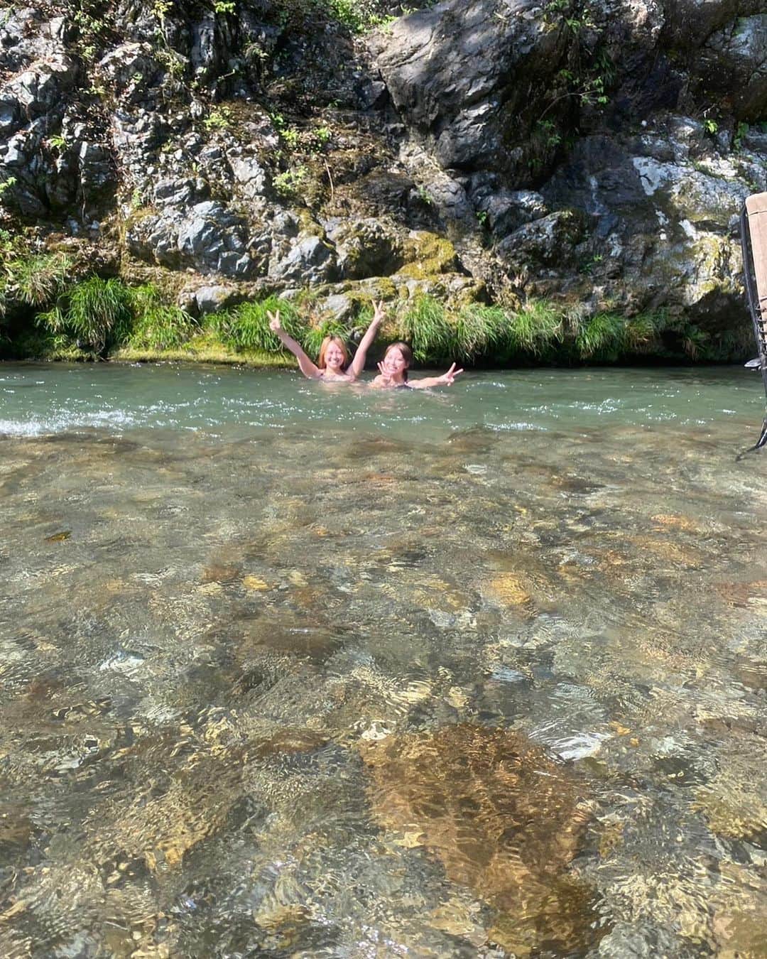 宮崎理奈さんのインスタグラム写真 - (宮崎理奈Instagram)「. . . 秋川でテントサウナ🧖‍♀️ @totonoi_037 さんの川でサウナを堪能させて頂きました🎊 キャンプ女子のそんぴと、舞台の制作さんで急速に仲良くなったともごすと💕  最高すぎた！！ 川サウナ2回目なんだけど、季節的にもバッチリすぎて、もはや川泳ぎに集中してしまった😂 川の流れに逆らって泳ぐの楽しすぎた！！  もちろんテントサウナも4周くらいしました✨ ロウリュウがほうじ茶で癒された💕 アロマもいいけど、お茶も良き🍵  あちあちにして下さって、自分達で熱波おこしてからの川へザブーンは至福の時間すぎました！！  この季節の川サウナ素晴らしい👍 また行きたい！！  近くにある黒茶屋さんにも行ったんだけど、すっごい賑わってて、ワクワクしたぁ！！ かき氷と鮎のお弁当を頂きました🫶 川と竹林見ながら食べる最高のひとときでしたわ。  全てが整っていました🤩 . . . . #サウナ #サウナ女子 #サ活 #サ活女子 #サウナイキタイ #テントサウナ #川サウナ #秋川 #黒茶屋 #かき氷 #秋川渓谷 #水の音」7月24日 18時19分 - rina.miyazaki0221
