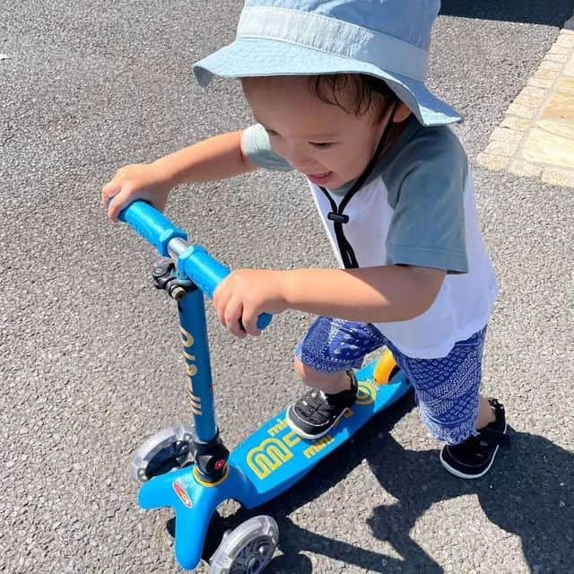 microscooters_japanのインスタグラム：「@microscooters_japan の キックスクーターで近所の 公園まで🛴𓂃𓋪◌  すっごい楽しそうなのに 乗って走り出した瞬間に 真剣な顔になるから可愛い🥹🤍  --------------------------------------------⁡⁡⁡⁡  ⁡⁡⁡⁡@yanzgram by さんに⁡⁡⁡⁡⁡ #ミニマイクロ折りたたみデラックスLED　⁡⁡⁡⁡ にお乗りいただきました❤⁡⁡⁡⁡⁡ ありがとうございます☺✨⁡⁡⁡⁡⁡ ⁡⁡⁡⁡ ⁡ ▶ミニマイクロ折りたたみデラックスLED⁡⁡⁡⁡⁡ ⁡⁡⁡⁡⁡ ワンタッチで簡単に折りたたむことができるので⁡⁡⁡⁡⁡ 持ち運び、収納がとっても便利💕⁡⁡⁡⁡⁡ ⁡⁡⁡⁡⁡ 2歳からお使いいただけます👦👧⁡⁡⁡⁡⁡ ⁡⁡⁡⁡⁡ お子様本人が体重移動をすることで簡単に方向転換をすることができ⁡⁡⁡⁡⁡ 走ると光るLEDタイヤ付きで走るたびルンルンウキウキ🎵⁡⁡⁡⁡⁡ ⁡⁡⁡⁡⁡ タイヤ部分のLEDは電池、充電必要ないので⁡⁡⁡⁡⁡ とても便利です🔋🙅❕⁡⁡⁡⁡⁡ ⁡⁡⁡⁡⁡ 暗い場所でもどこにいるかすぐに分かるので⁡⁡⁡⁡⁡ 保護者の方も安心です😊⁡⁡⁡⁡⁡ ⁡⁡⁡⁡⁡ ブレーキもついているから⁡⁡⁡⁡⁡ 安心してお使いいただくことができます💛⁡⁡⁡⁡⁡ ⁡⁡⁡⁡⁡ 楽しく運動神経、バランス感覚を鍛えることができる⁡マイクロスクーターのキックボードはいかがですか？😉💛⁡⁡⁡⁡⁡ ⁡⁡⁡⁡⁡ 商品の詳細、購入、お問い合わせはプロフィールのリンクをclick👆⁡⁡⁡⁡⁡ ⁡⁡⁡⁡⁡ ⁡⁡⁡⁡⁡ ⁡ ⁡⁡⁡⁡⁡ #マイクロスクーター⁡⁡⁡⁡⁡ #マイクロキックボード⁡⁡⁡⁡⁡ #キックボード⁡⁡⁡⁡⁡ #二輪車　#三輪車⁡⁡⁡⁡⁡ #2歳 #3歳 #4歳 #5歳 #6歳⁡⁡⁡⁡⁡ #マイクロスクーター⁡⁡⁡⁡⁡ #マイクロキックボード⁡⁡⁡⁡⁡ #マイクロミニ折りたたみ⁡⁡⁡⁡⁡ #2歳 #3歳#誕生日プレゼント⁡⁡⁡⁡⁡ #プレゼント #キックボード⁡⁡⁡⁡⁡ #キックスクーター #子育て⁡⁡⁡⁡⁡ #マイクロミニ #男の子ママ⁡⁡⁡ #外遊び #週末お出かけ #夏休み」