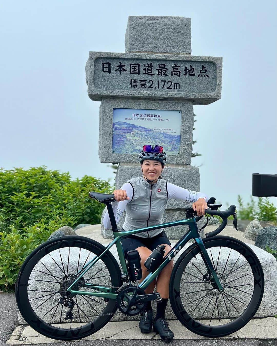 平良エレアさんのインスタグラム写真 - (平良エレアInstagram)「昨日は @cctokyo.jp で渋峠ライドへ⛰ 77km 2000up🚴‍♀️  登ってる時はキツイ😩って思うのに 景色最高だし降り楽しいし💕 終わると楽しい！また行きたいって思うの不思議✨  夏は林道で涼むのが良いね✌️  最近はますます速く走るより楽しく走る方が好き💙  #ロードバイク女子 #ロードバイク #ロードバイクのある風景 #ロードバイクのある生活 #roadbike #cycling #자전거 #로드 #cyclistlife #cyclinglife #cyclist #cyclinglifestyle #instacycle #instacycling  #LivCOMMITTED #わたしとLiv」7月24日 18時21分 - erea0301