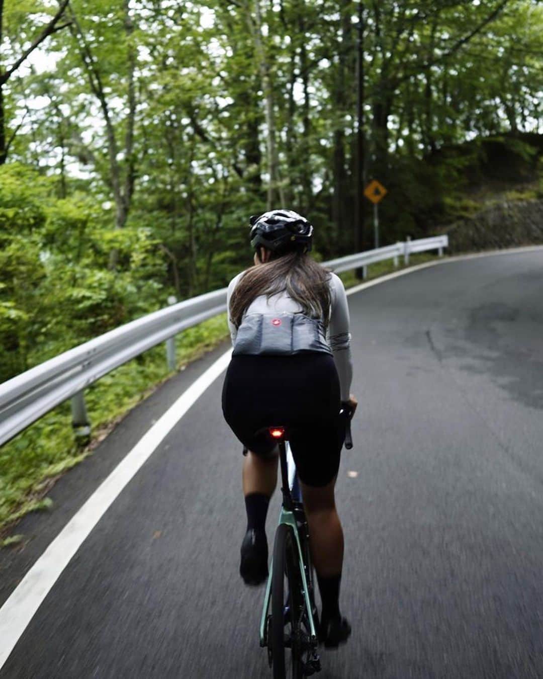 平良エレアさんのインスタグラム写真 - (平良エレアInstagram)「昨日は @cctokyo.jp で渋峠ライドへ⛰ 77km 2000up🚴‍♀️  登ってる時はキツイ😩って思うのに 景色最高だし降り楽しいし💕 終わると楽しい！また行きたいって思うの不思議✨  夏は林道で涼むのが良いね✌️  最近はますます速く走るより楽しく走る方が好き💙  #ロードバイク女子 #ロードバイク #ロードバイクのある風景 #ロードバイクのある生活 #roadbike #cycling #자전거 #로드 #cyclistlife #cyclinglife #cyclist #cyclinglifestyle #instacycle #instacycling  #LivCOMMITTED #わたしとLiv」7月24日 18時21分 - erea0301
