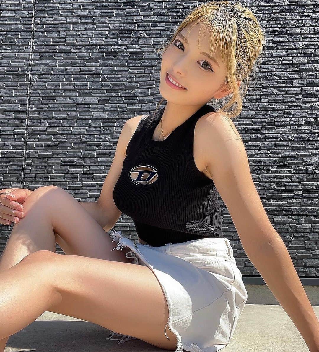 ちひろのインスタグラム：「.  すでに金髪の時がなつかしい✨🤣  どんどん色落ちしていくのも楽しんで今回は暗めにしたから投稿していく中で髪色の変化もみんな楽しんでね🤭笑笑  今回は過去のパツキンで👱‍♀️   #お団子 #ヘアアレンジ  #巻き髪  #エクステ  #ファッション  #コーデ  #ファッションコーデ  #メイク  #オシャレ  #オシャレさんと繋がりたい  #ootd # #夏  #Summer  #猛暑」