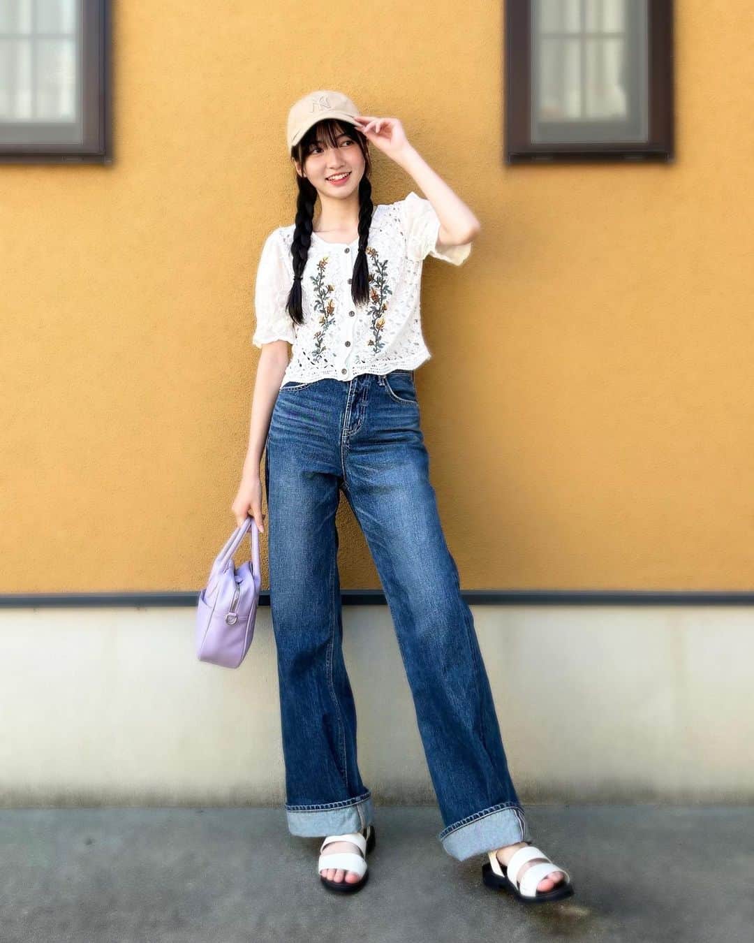 のインスタグラム：「＊ 毎日暑くてとろけてます🫠 みんな夏休み楽しんでますか〜！ ・ ・ ・ #夏休み #summerholidays #キャップ女子 #ロールアップ #デニム #バギーパンツ #レーストップス #刺繍 #コーデ #fashion #サンダル #オスカープロモーション #スタジアムプロモーション #fjk #山本紗衣」