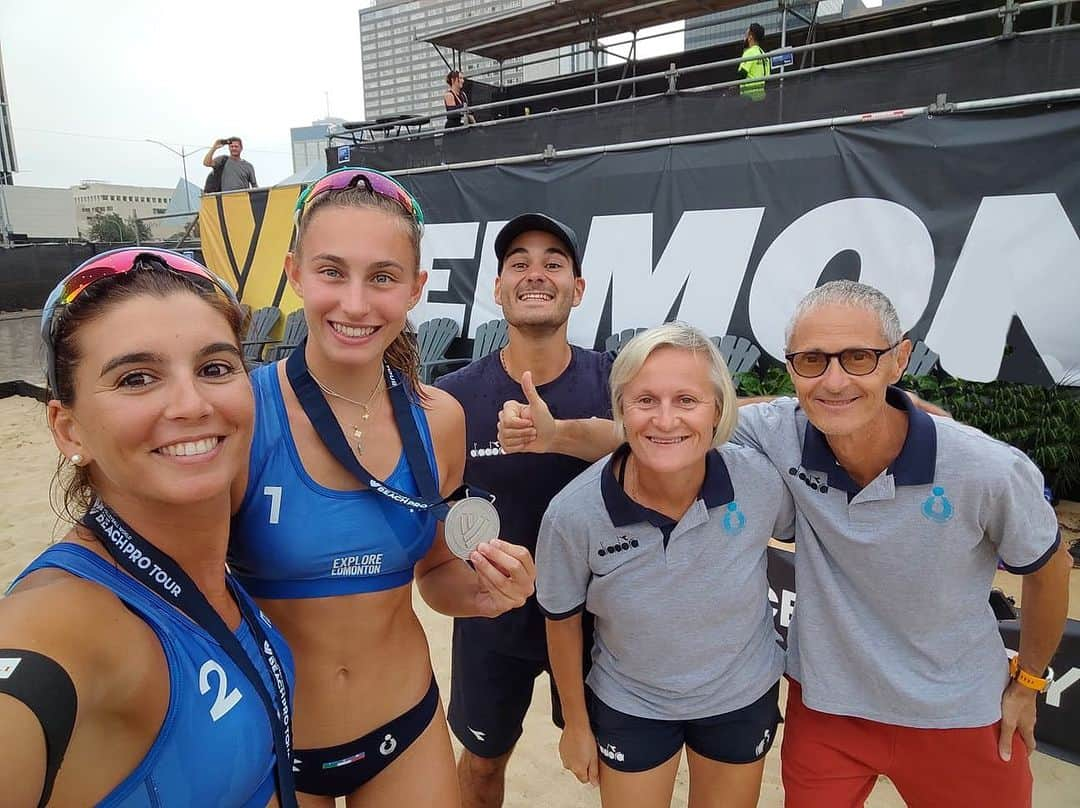 マルタ・メネゲッティのインスタグラム：「Siamo d' argentoooooo!!!🥈🤩  #edmonton #beachprotour #beabeacher #italiateam #beachvolley」