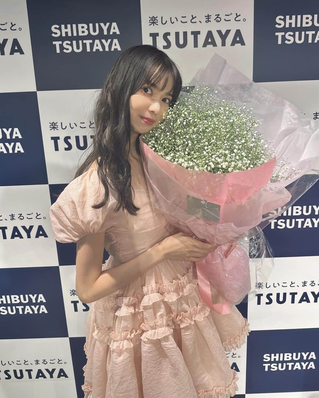 松平璃子のインスタグラム：「1st写真集「りこぴ」お渡し会 来てくれたみんなありがとう♡ 1.2枚目が25歳、3.4枚目が20歳の私🤭 おっきなかすみ草💐  …………………………………..  🎀嬉しい報告🎀 なんとありがたいことに、、、 皆様のおかげで重版が決まりました！🥲♡  ……………………………………….  本当に嬉しい、、これから先も沢山の方に長く見ていただける1冊になりますように。 22日お渡し会暑い中わざわざ足を運んでくれて本当にありがとう、中には待たせてしまってごめんね！でも私って1人じゃ無いんだって率直にめっちゃ私が元気をもらってしまいました。応援してくれる人がいるまで頑張ろうって思えました。みんなと会える時間が本当に楽しかった！また嬉しい報告ができた時真っ先にみんなに会いたいです🫶🏻大好きだよ〜改めていつもありがとう🍎 写真集まだまだ沢山の方に見てもらいたいので是非、書店、Amazon楽天H MVネットから購入してね、何卒。  #松平璃子 #りこぴ」