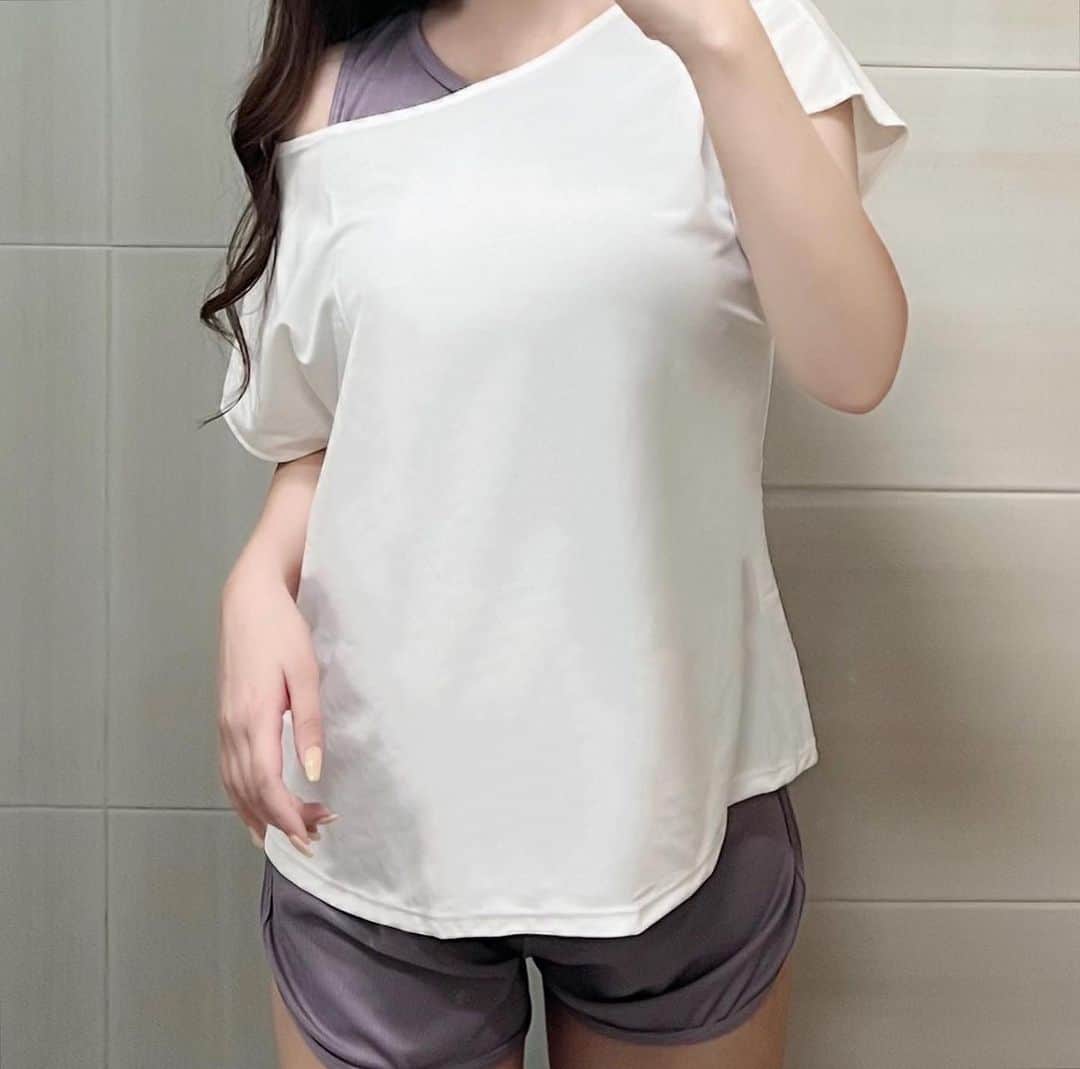 横山紗弓のインスタグラム：「OSYAREVOのトップス付き リブタンキニ4点セット🐳 @shoplist_official リブ素材の水着がスポーティで可愛いのと 場所に合わせてコーディネートできるのが嬉しい♡ 私はパープルを選びました💜 SHOPLISTでID【CRVE0000062】検索🔍 #SHOPLIST #SHOPLIST購入品」