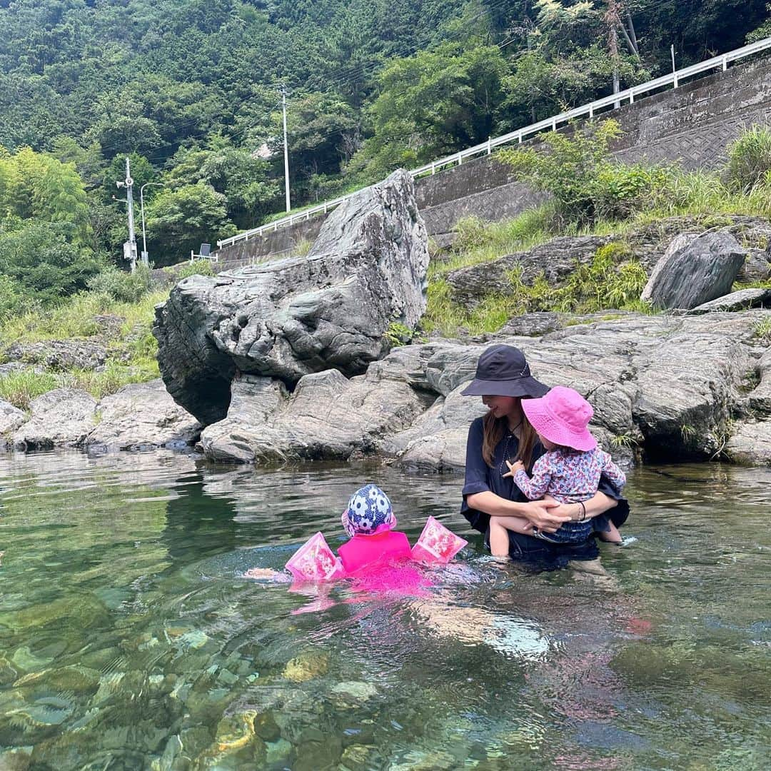 丸高愛実さんのインスタグラム写真 - (丸高愛実Instagram)「日本一の清流と言われている 徳島県美馬市にある「穴吹川」へ行ってきたよ🩵🤍  川の水の透明度が高くてびっくり🥹👏✨ 大自然に癒された〜🥰  夏休み中、また行こう🫡💓  #徳島 #穴吹川 #清流」7月24日 18時30分 - marutakamanami