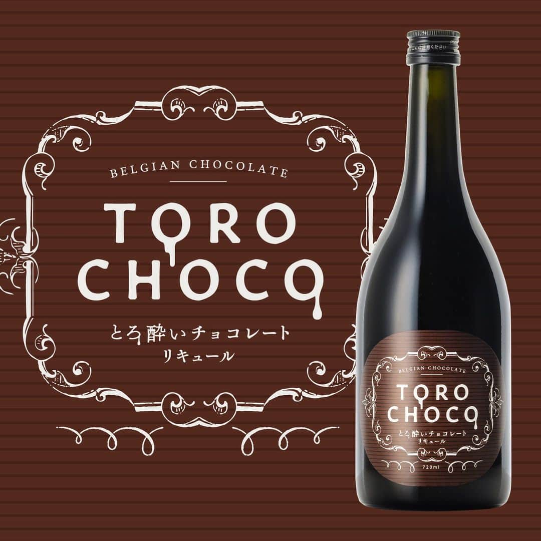 KURAND@日本酒飲み放題のインスタグラム：「濃厚すぎるチョコのお酒  🍫本格ベルギーチョコを贅沢使用 🍫国産ホワイトブランデー仕込み 🍫とろ〜り濃厚なテクスチャー 🍫ほんのりビターで幸せな甘さ  「TOROCHOCO」（とろちょこ）は、 濃厚すぎるチョコレートのお酒です。  国産ホワイトブランデーをベースに、 上質なベルギーチョコレートをたっぷりと。  “とろり” 濃厚テクスチャーに仕上がった 極上のスイーツ酒が実在します。  アルコール度数も7%と軽めなので、 様々な組み合わせで気軽に色々と楽しめる。  ・冷やして飲む ・ミルクで割る ・アイスにかける ・フォンデュにする  濃厚で美味しい大人の贅沢  “飲むチョコレート” をご堪能あれ。  ーーーーーー  「TOROCHOCO」（とろちょこ）は、 お酒のオンラインストア「クランド」の オリジナル商品です。お買い求めの際は クランドのページをご覧ください。  詳しくは「クランド」で検索、または 当アカウントのプロフィールページにある URLからアクセスできます！ @kurand_info   #お酒 #TOROCHOCO #飲むチョコレート #チョコレートリキュール #チョコリキュール #チョコ好き #お酒好き #チョコ好きな人と繋がりたい #お酒好きな人と繋がりたい #チョコレート #リキュール #クランド」