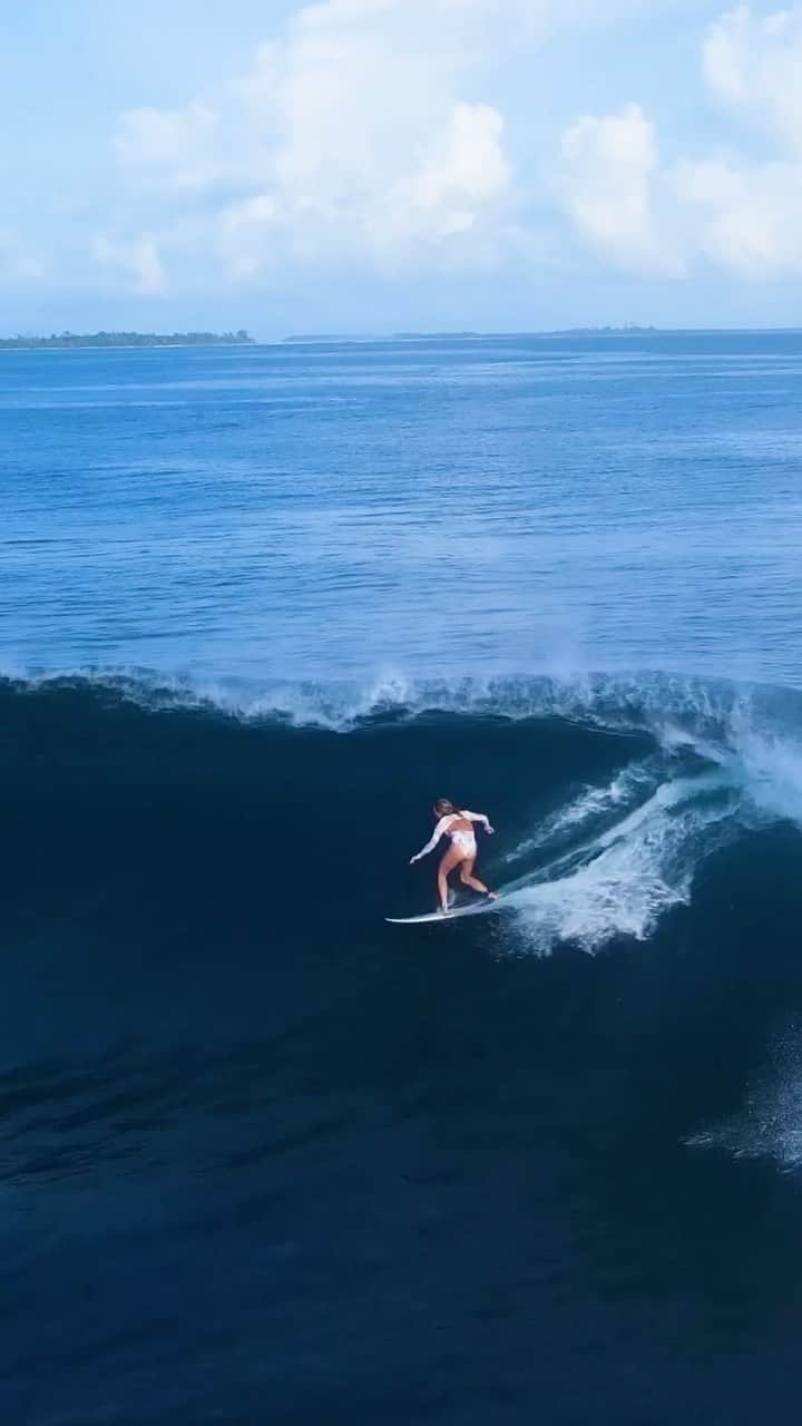 ココ・ホウのインスタグラム：「Didn’t even know I could bodysurf this good😅🤣 thanks for capturing @surfrawfiles」