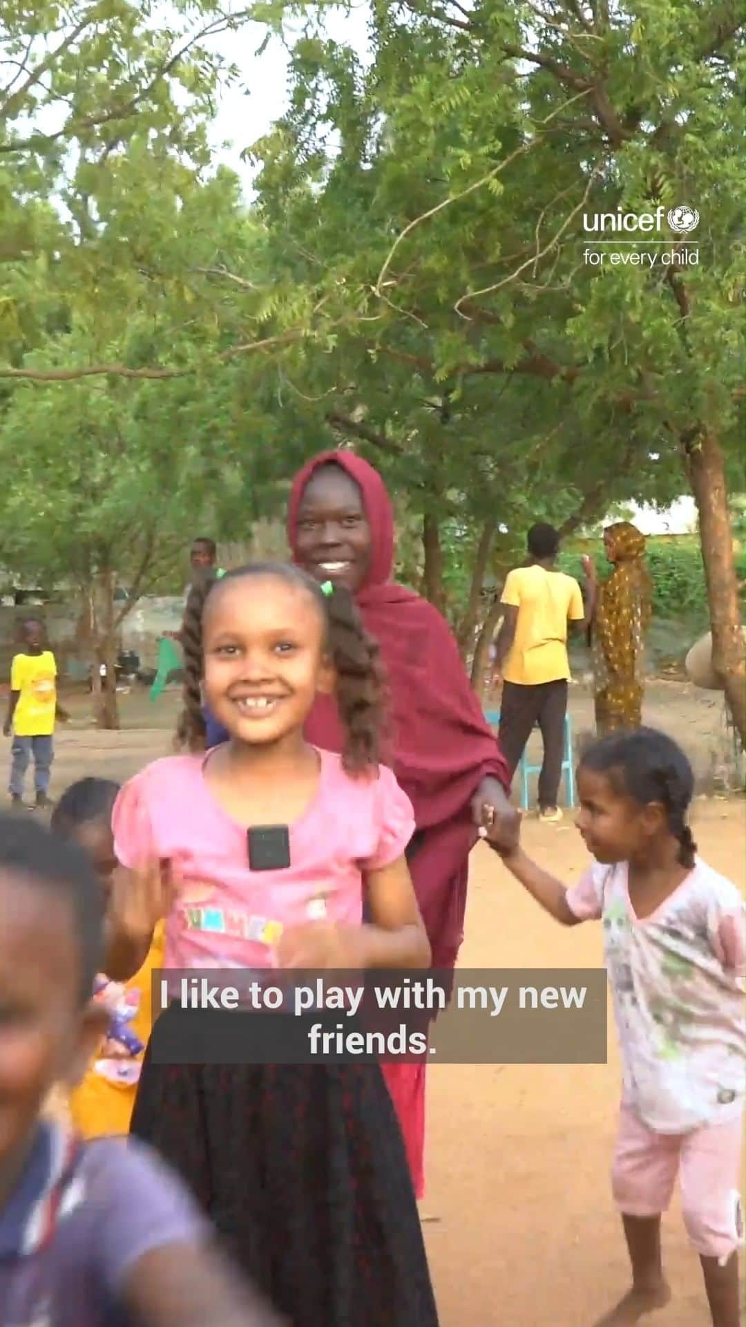 unicefのインスタグラム：「She used to have a home. Now she sleeps under a tree.  Rahaf fled violence in Sudan to a UNICEF-supported make-shift camp. This is what a typical day looks like for her.」