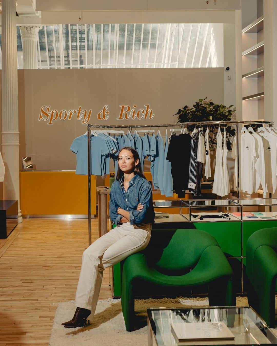 のインスタグラム：「Is the world ready for another Goop? Sporty & Rich, a popular line of merch that promotes healthy, luxurious living, is aiming to be a similar brand for a younger generation.  The brand began as an Instagram account, @sportyandrich, created by Emily Oberg when she was 20 years old. It was a brain tickle of pleasing images: a mood board of supermodels, interiors and advertisements, mostly from the 1980s and 1990s.   As her following grew, @emilyoberg envisioned a small line of merch: simple hoodies and tote bags and hats embroidered with “Sporty & Rich.” It has grown into a brand that sells loungewear  printed with phrases like “Health Is Wealth!” and “Drink More Water!” and, according to its chief executive, David Obadia, has become an approximately $30 million business.  Last week, the brand opened its first retail location in SoHo in New York. The store, spa and cafe will offer vintage-inspired activewear alongside bone broth and massages. Soon there will be Sporty & Rich skin-care products, and Oberg said she was working on developing dietary supplements and sex toys, too. “For me, it’s more about the world and the lifestyle that we’ve created rather than the product,” she said.  Read more from @jtes about Oberg’s plans for Sporty & Rich at the link in bio. Photos by @amirbangs」
