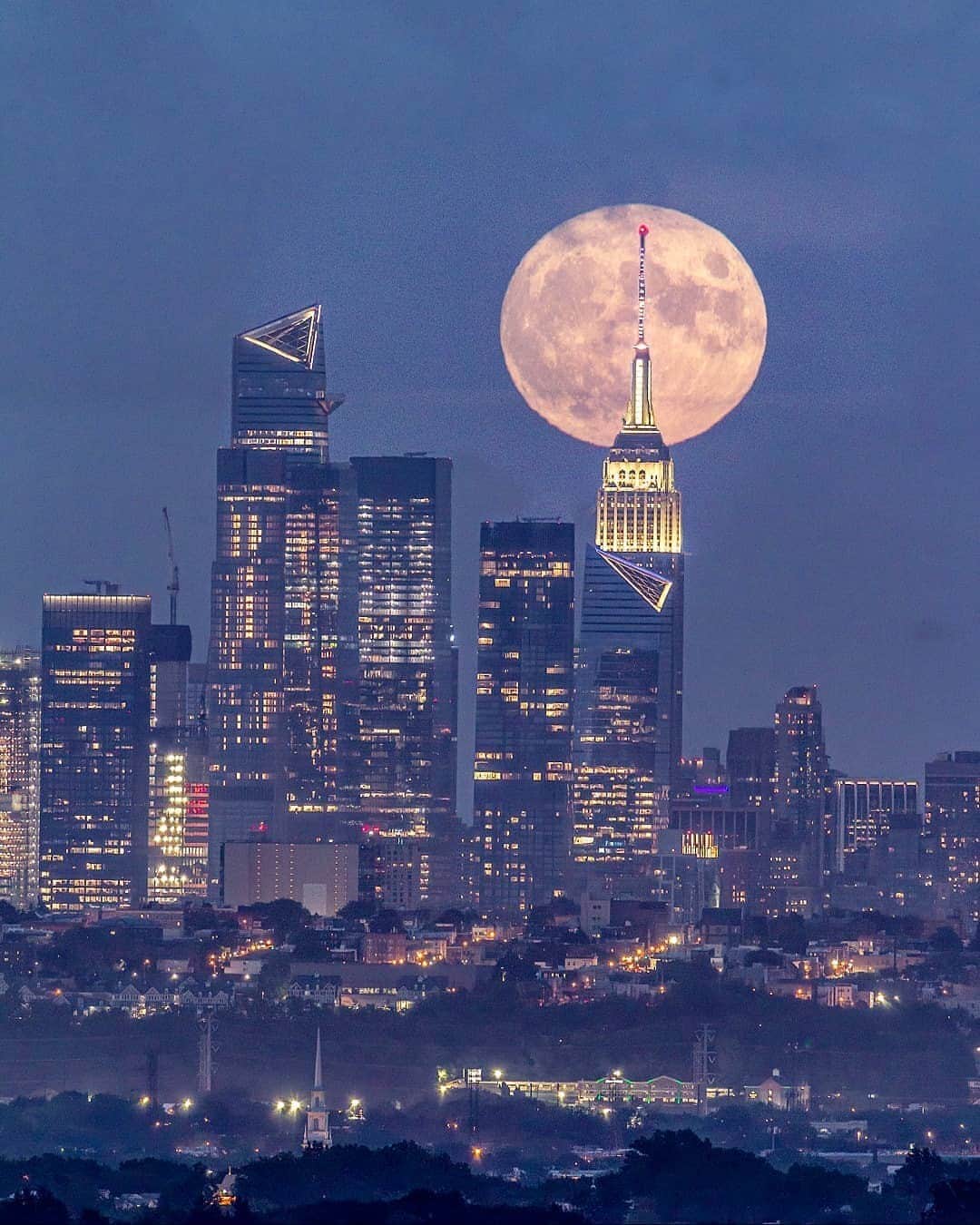 Empire State Buildingのインスタグラム：「Keeping an eye to the sky    📷: @everydayimshuttering」