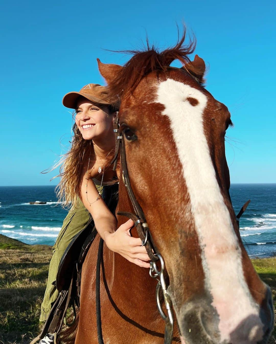 イザベラ・サントーニのインスタグラム：「Boa companhia, muita felicidade e Noronha! 🌴🐎❤️」