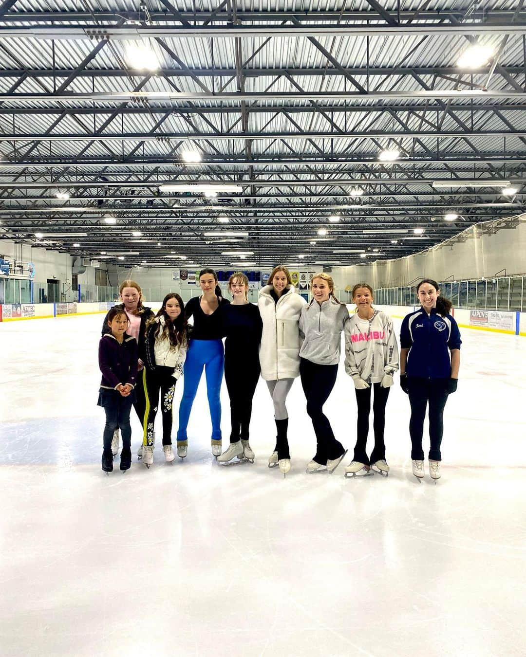 ポリーナ・エドモンズのインスタグラム：「Spent the weekend in Medford, Oregon working with smiling skaters in another seminar. Summer is keeping me busy🤍  🚀guess where I’m going next?   #figureskating #figureskater #seminar #oregon」