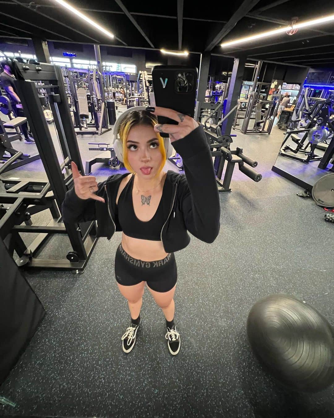 バレンティナ・アコスタ・ギラルドのインスタグラム：「I’m still trying to figure out how to get good gym photos 😳😂 btw it’s funny to see that some people finds wrong that I have been working out. Like wtf 😫😂」
