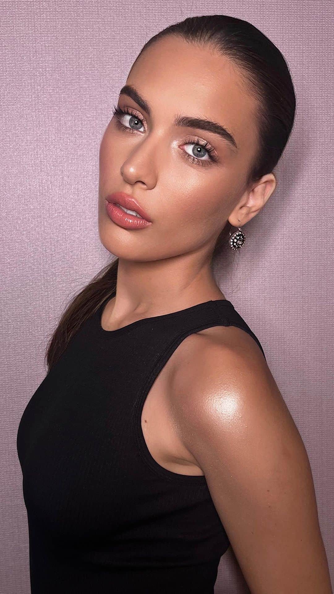 Carolina Gonzalezのインスタグラム：「☀️C A G L A☀️ Summer Glaze on the my beautiful sister in law and Turkish superstar  @caglasimsek1  USING: Cagla Luminous Silk Foundation 5.5  Luminous Silk Concealer 5.25  A Contour 21 Eye Tints 44 (lids), 20 (crease), 12s( inner corners and middle of lids)  Luminous Silk Glow Liquid Bronzer 90  Luminous Silk Glow Blush 50  Luminous Silk Glow Setting Powder 4 Eyes To Kill Mascara  Lip Power 109」