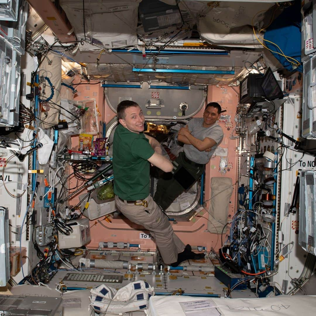 国際宇宙ステーションさんのインスタグラム写真 - (国際宇宙ステーションInstagram)「Expedition 69 Flight Engineers (from left) Woody Hoburg and Frank Rubio, both NASA astronauts, are pictured relaxing in the Unity module after an afternoon of orbital plumbing tasks aboard the International Space Station.  #nasa #international #space #station #astronauts #expedition69」7月25日 4時44分 - iss