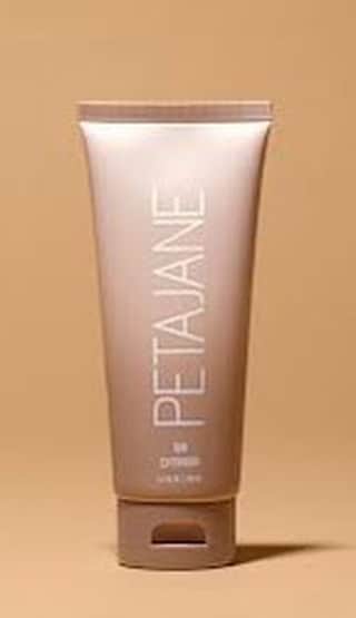 Peta Murgatroydのインスタグラム：「🤎 IG Live 🤎  In case you missed me talking about our new Tan Extender Lotion I saved my IG Live here :)   Carry-on friendly ☑️ Free of dyes and parabens ☑️ Stain-free application ☑️ PJB signature scent ☑️ Absorbs instantly streak free ☑️ Cruelty free ☑️ Made in the USA ☑️  www.PetaJaneBeauty.com Link in bio」