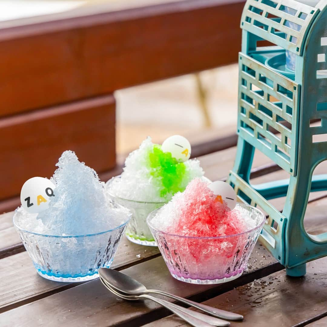 ざっくぅ 公式Instagramのインスタグラム：「かき氷がおいしい季節ですね🍧  かき氷を食べるなら、なに味が好きですか？ おすすめをコメントで教えてください！  (ーAー).oO（いちごとメロンとブルーハワイ、レモン、練乳…） (ZAQ).oO（たくさんあって決められないな…）  #今日は何の日 #かき氷の日 #夏 #夏といえば #夏の思い出 #かき氷 #かき氷🍧 #かき氷部 #かき氷食べたい #かき氷シロップ #かわいい #キャラクター #キャラクター好きな人と繋がりたい #キャラクター好き #推しキャラ #ざっくぅのいる暮らし #ざっくぅ #ざっくぅ大好き #ざっくぅ写真部 #JCOM」