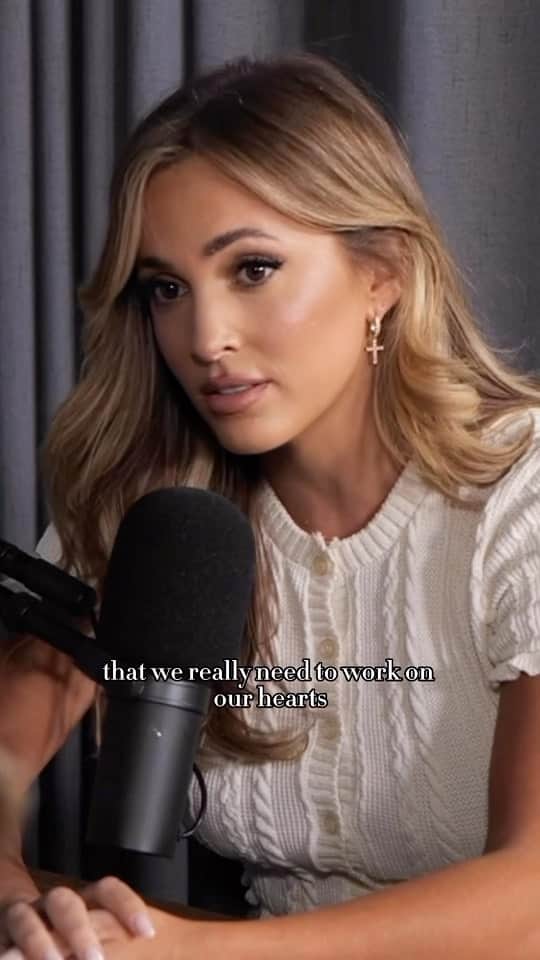 アリエル・ライッツマのインスタグラム：「The LORD does not look at the things people look at. People look at the outward appearance, but the LORD looks at the heart.” Samuel 16:7 @girlsgonebible」