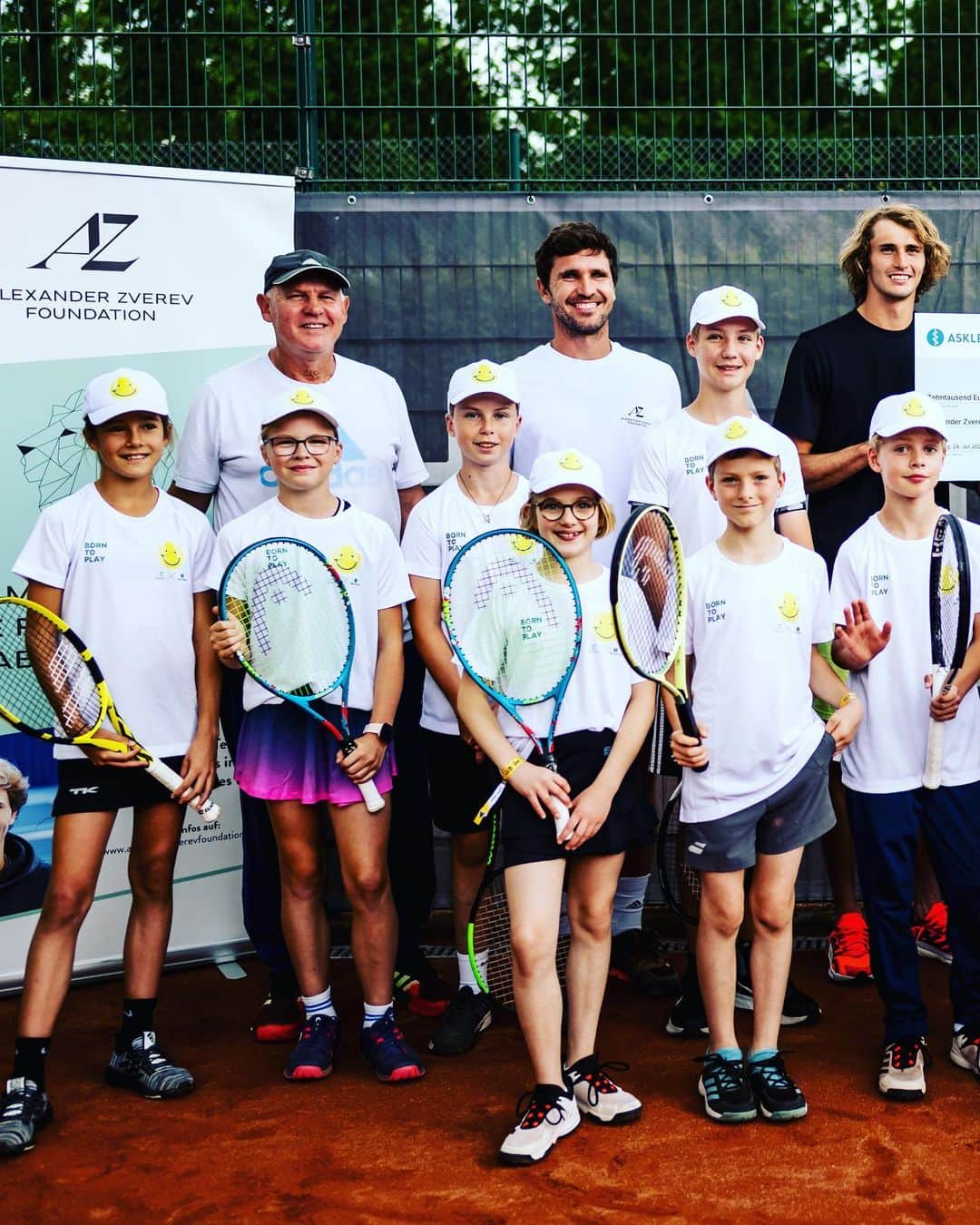アレクサンダー・ズベレフのインスタグラム：「@alexanderzverevfoundation Tennis Kids Day❤️ at the @hamburgopen」