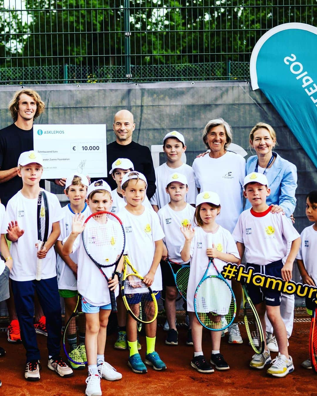 アレクサンダー・ズベレフさんのインスタグラム写真 - (アレクサンダー・ズベレフInstagram)「@alexanderzverevfoundation Tennis Kids Day❤️ at the @hamburgopen」7月25日 5時05分 - alexzverev123