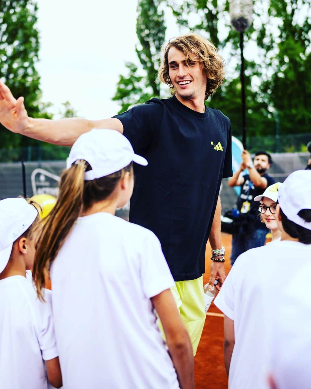 アレクサンダー・ズベレフさんのインスタグラム写真 - (アレクサンダー・ズベレフInstagram)「@alexanderzverevfoundation Tennis Kids Day❤️ at the @hamburgopen」7月25日 5時05分 - alexzverev123