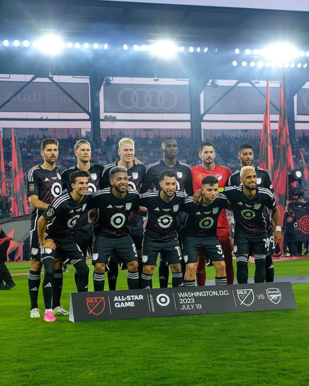 Audiさんのインスタグラム写真 - (AudiInstagram)「We joined a record 20,621 fans and the MLS All-Stars at @AudiField last week for a night to remember.  #AudiRSetronGT #AudiQ8etron #Soccer #MLS #MLSAllStar #Football」7月25日 5時16分 - audi