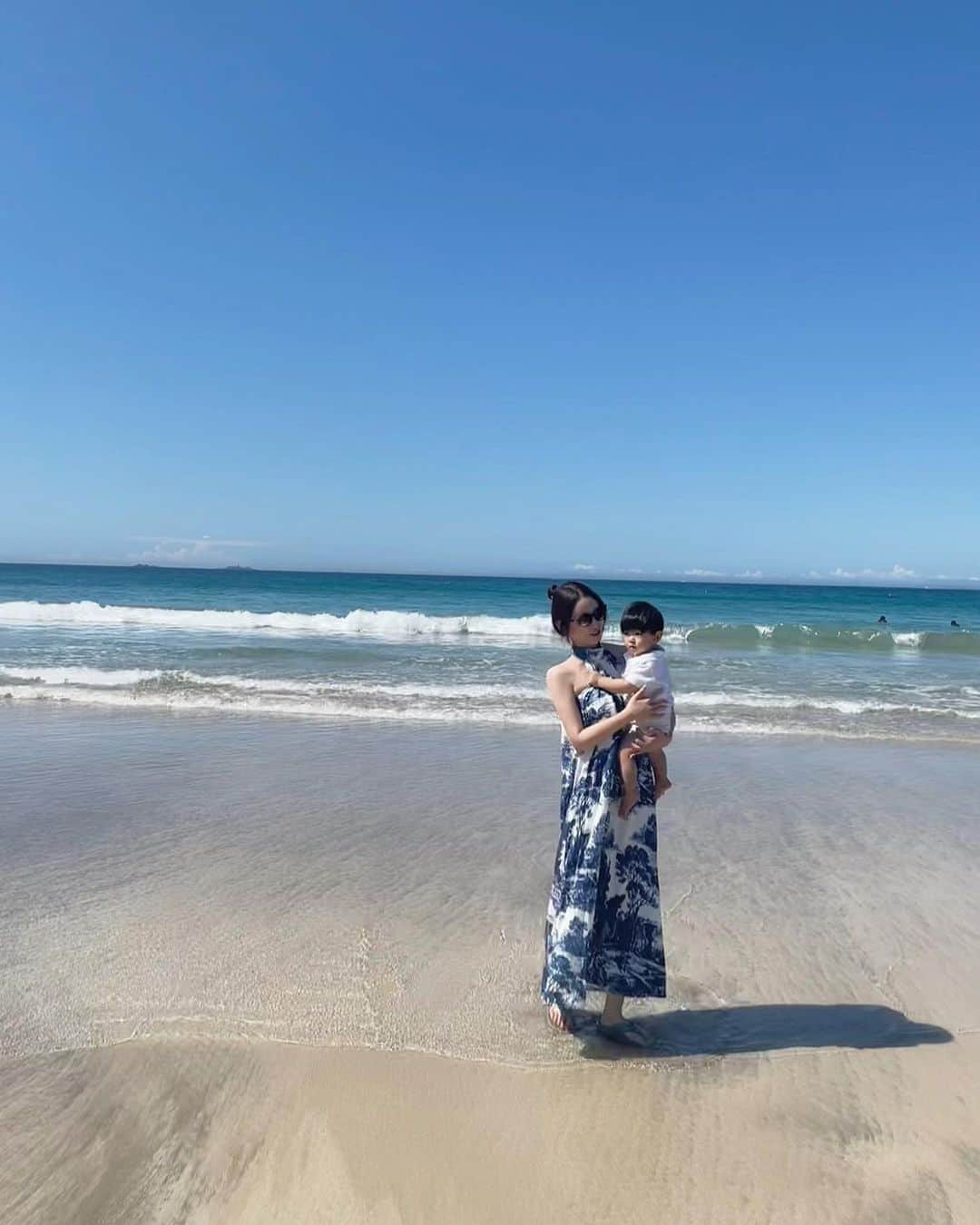 natsu_772のインスタグラム：「#2023🌻👪🩵💙  綺麗な海🌊と砂浜、最高。 アーシング大好き母🌏  めっちゃ平気そうな顔してるけど ほぼ11kg君をだっこしてます。  母になると逞しくなるな〜  #mamalife」